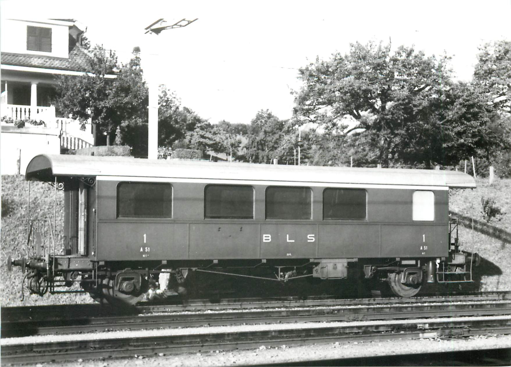 CPM Langlebiger BLS-Salonwagen As2 51 der heue noch stationaer als Besprechungsraum der Werkstaette 
