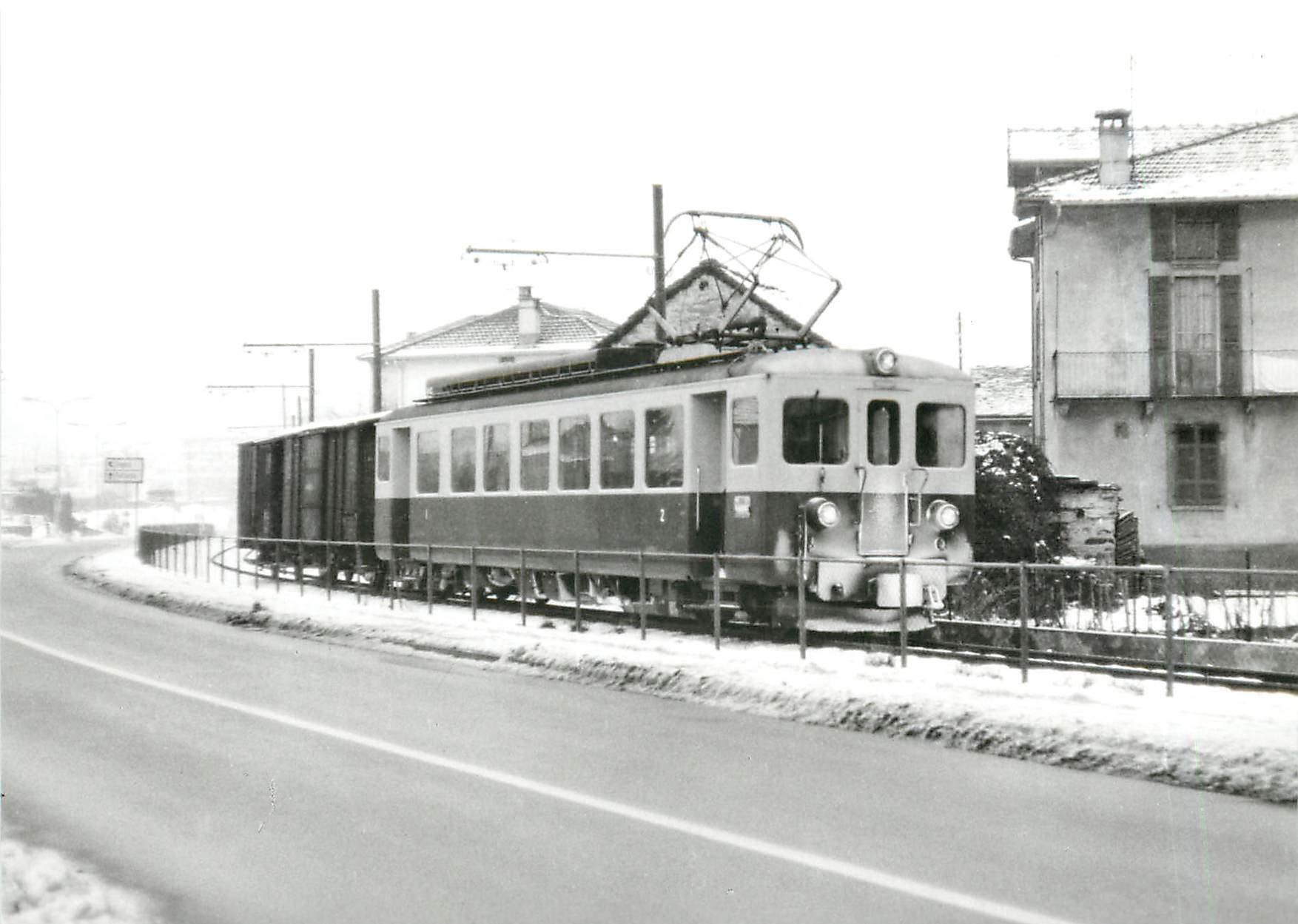 CPM Winterlicher Gueterzug entlang der 1961 erstellten Umfahrungstrasse bei Biasca