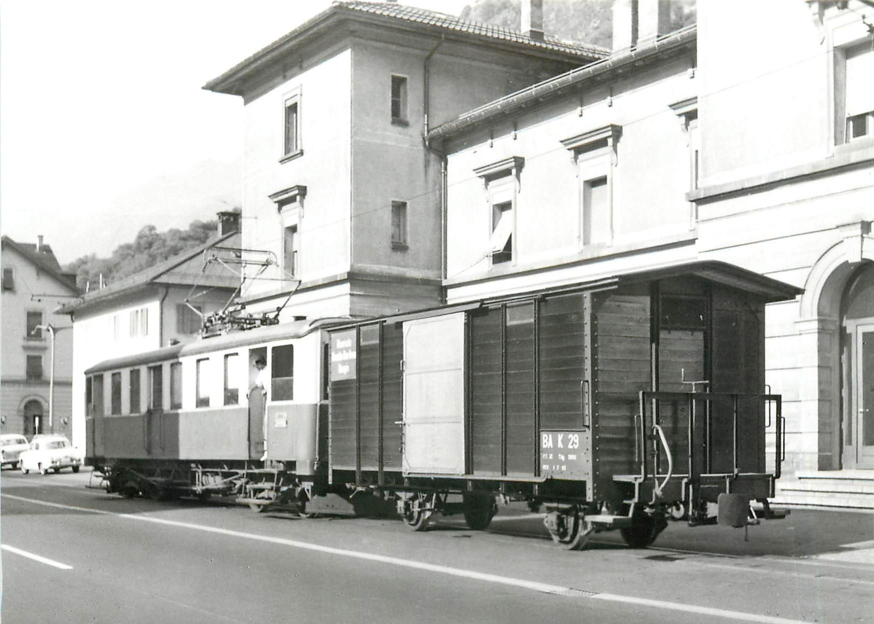 CPM BA ABDe 2/4 1 mit dem aus italienischen Bestandtellen erbauten Schokoladentransportwagen K 29 in