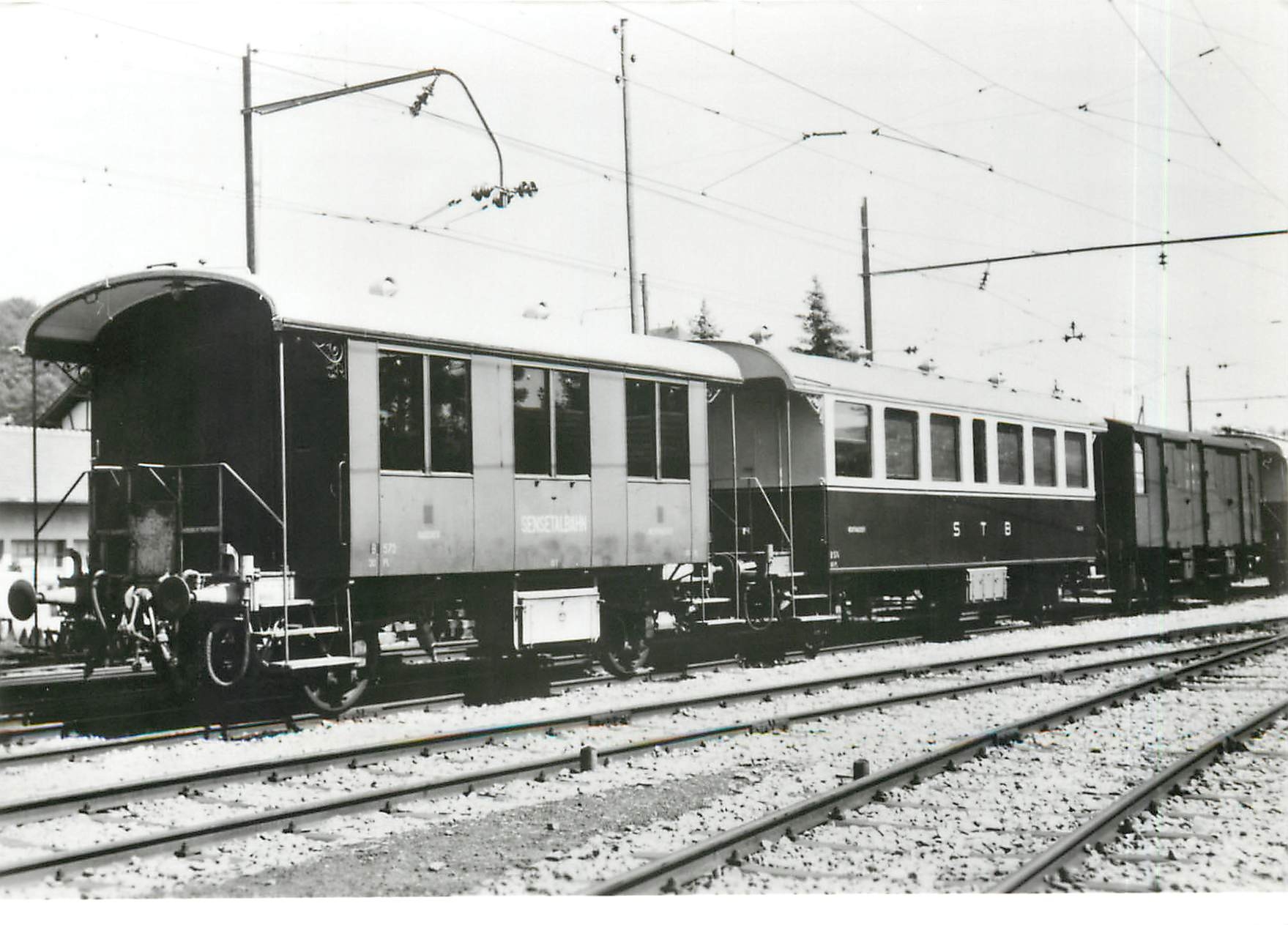 CPM Zwei der gebraucht uebernommenen STB-Personenwagen: C 573 + B2 575