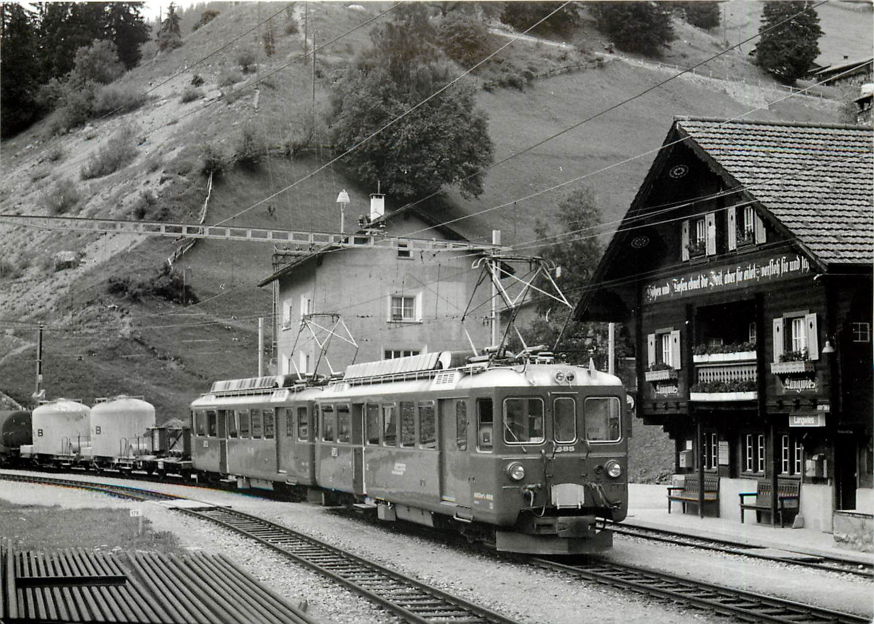 CPM Originelle Sprueche zieren die Stationsgebauede der ChA-Linie davor RhB ABDe 4/4 485 + 432 in Vi