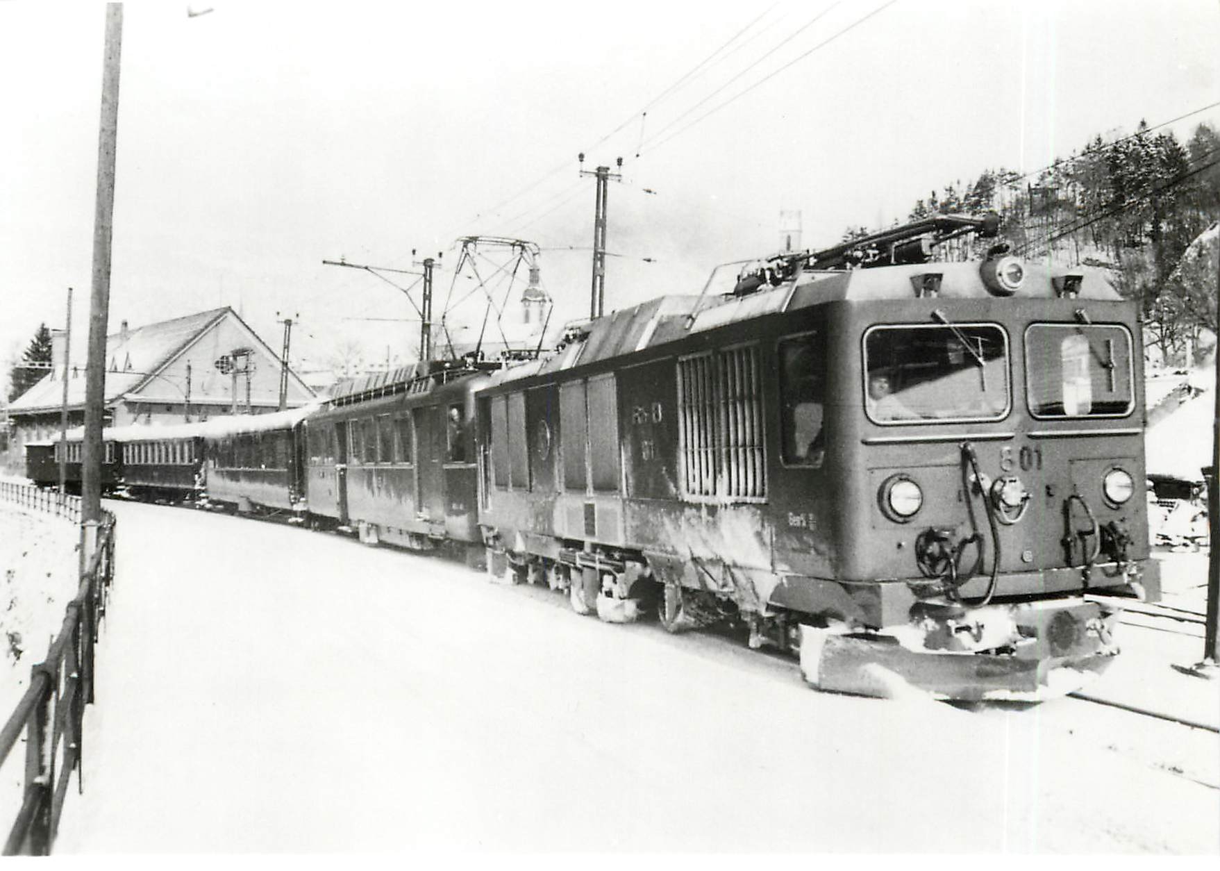 CPM Fuer den Wintersportverkehr sind nachmal seltene Triebfahrzeugeinsaetze noetig: RhB Gem 4/4 801 