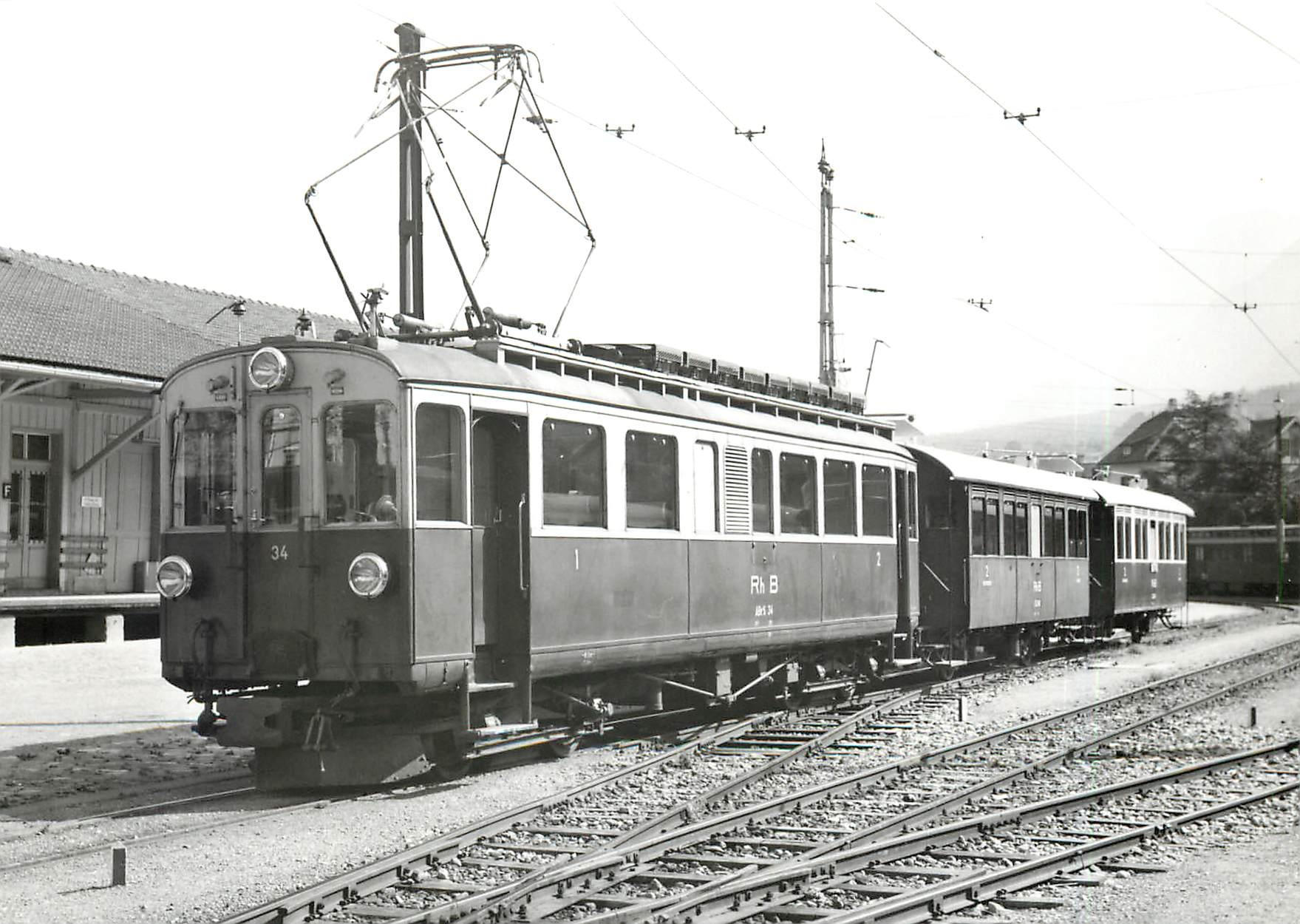 CPM Nach der Fusion RhB/ChA 1942 finden Berninabahn-Triebwagen und Stammnetz-Personenwagen auf der A
