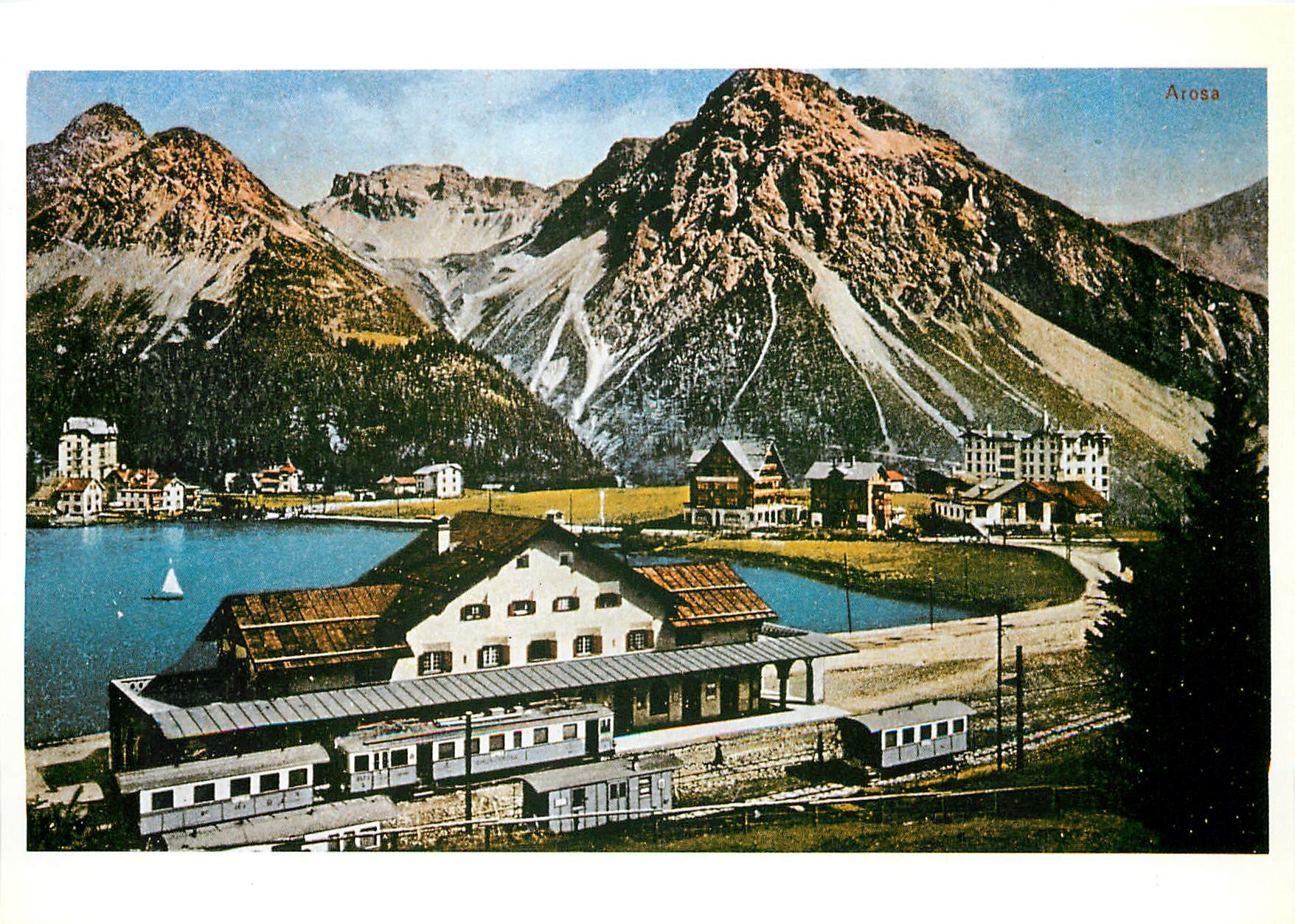 CPM Chur-Arosa Bahn: Endstation Arosa um 1920 mit verschiedenen Fahrzeugen darunter rechts ein Perso