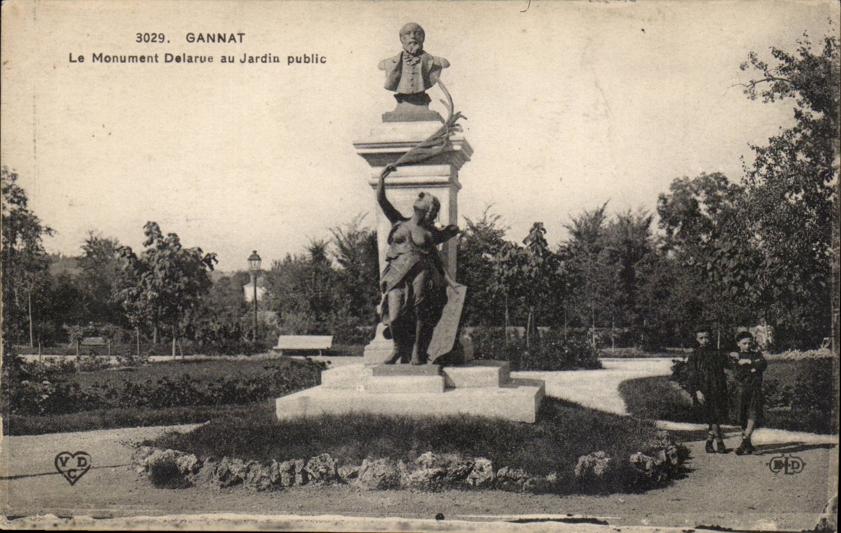 gannat - the Dalarus monument with the park - CPA