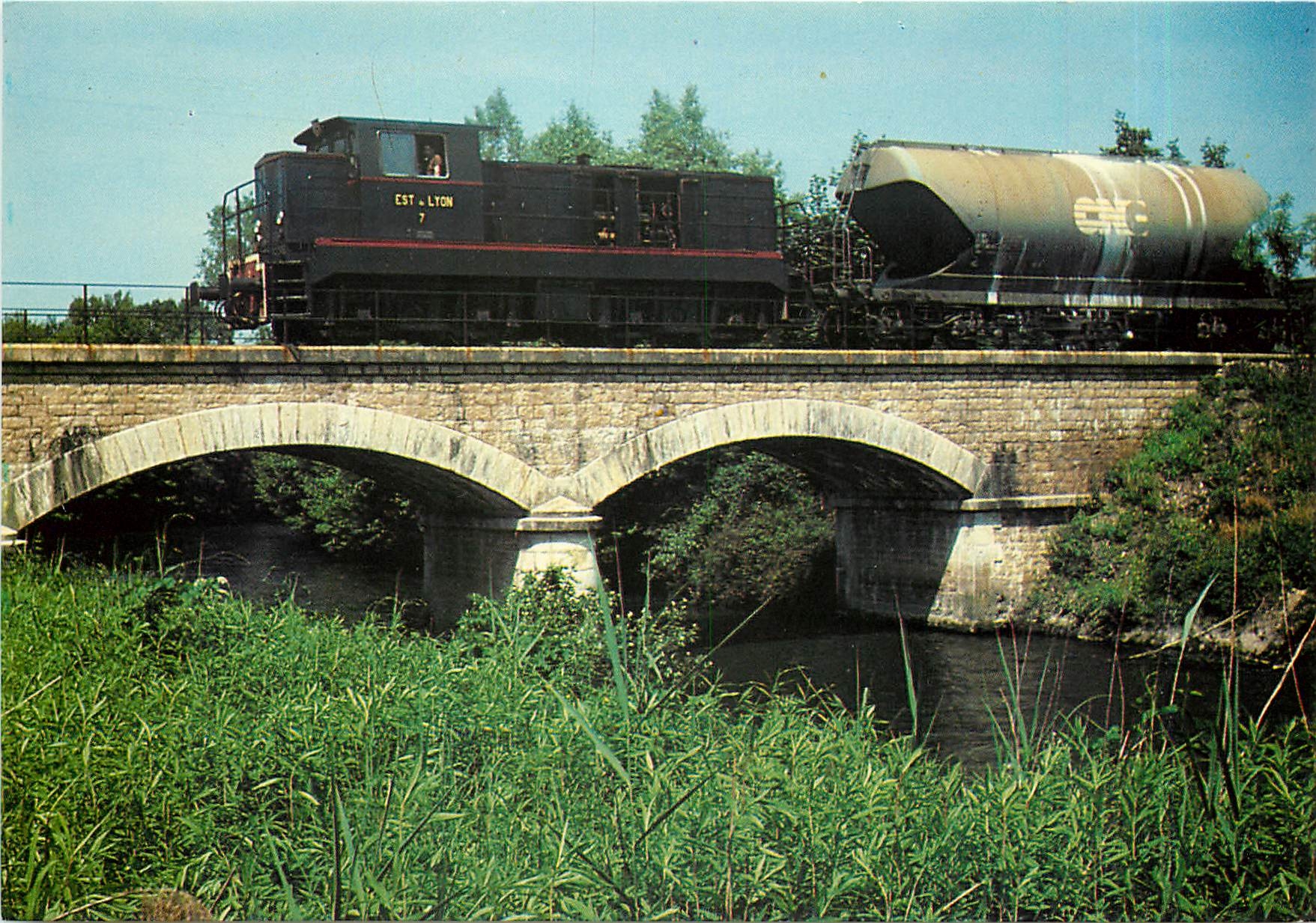 CPM Train remorqué par un locotracteur diesel-electrique Fauvet-Girel franchissant le pont sur la bo