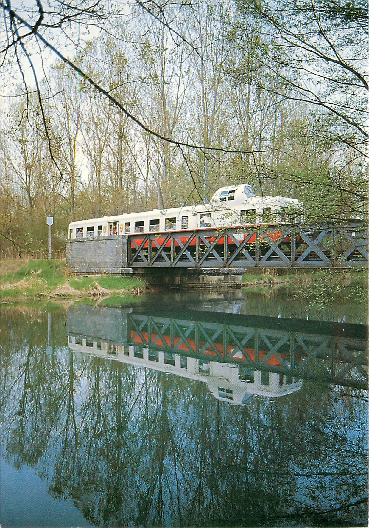 CPM N°16 - X 4039 sur le pont de la bèze à Mirabeau
