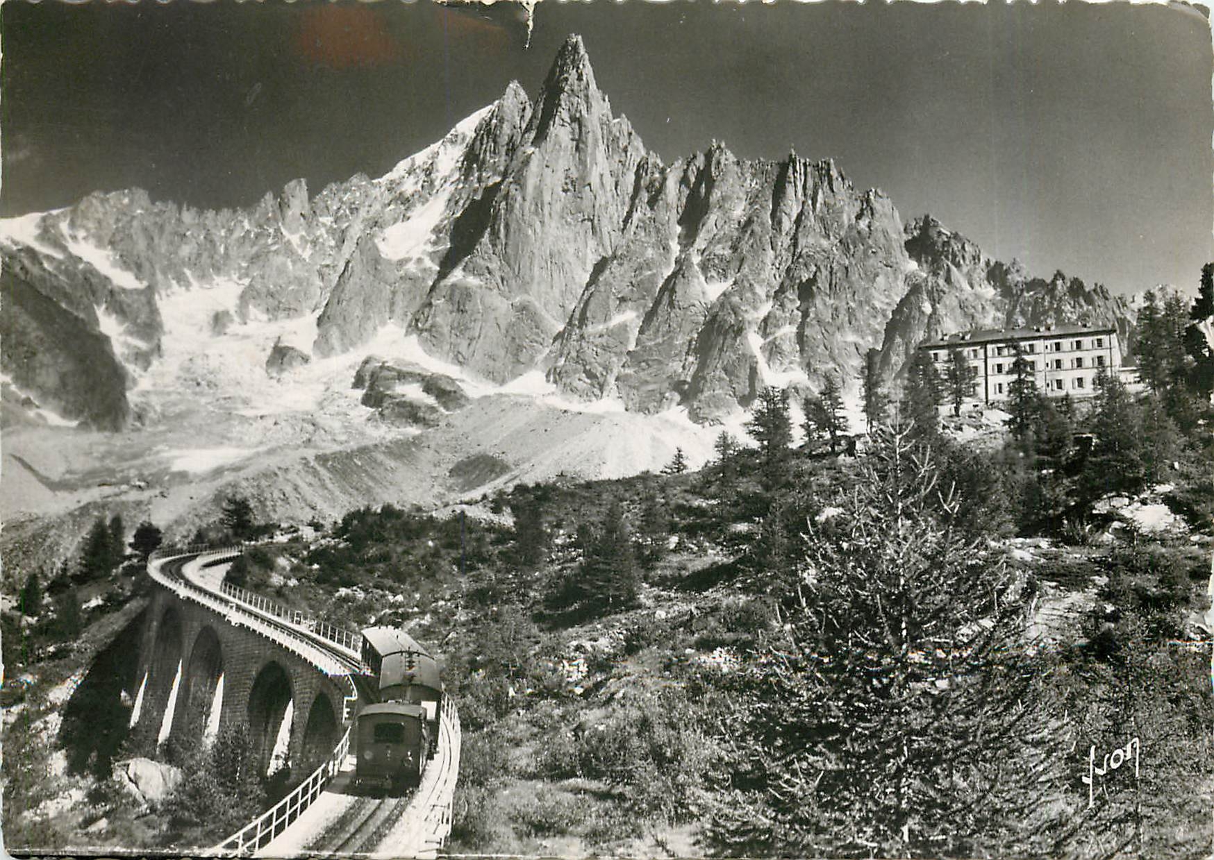 CPM CHAMONIX (Hte-Savoie) - L'Aiguille du Dru et l'hôtel du Montenvers