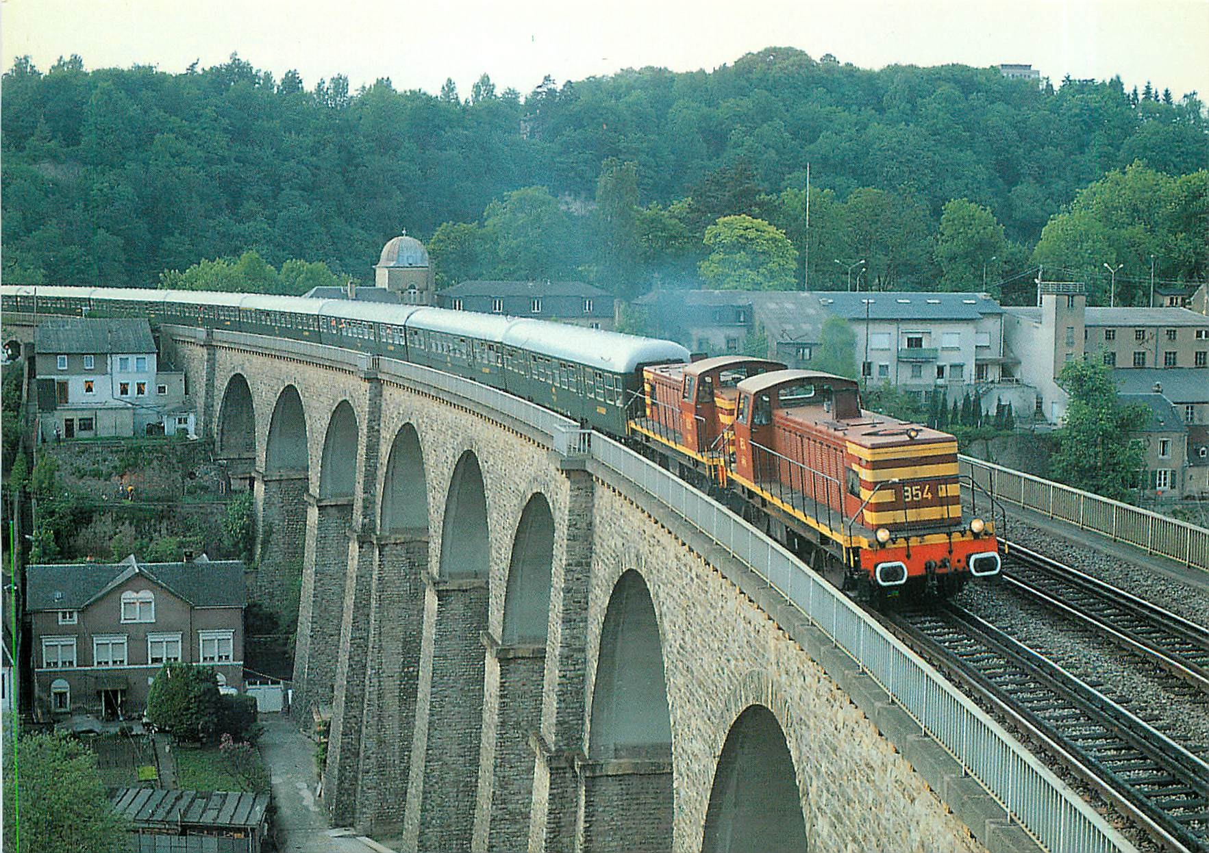 CPM CFL-Diesellokomotiven 854 und 909 vor dem Genzenzuch