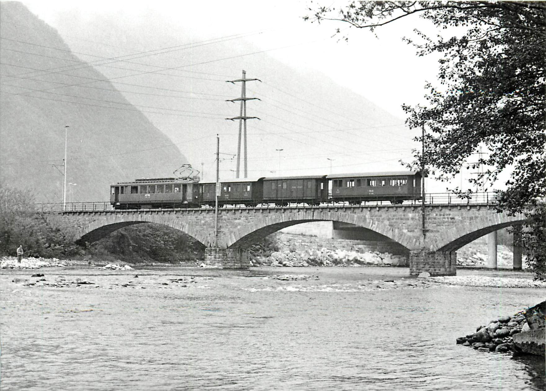 CPM Train pour Mesocco franchissant la Moesa près de Castione