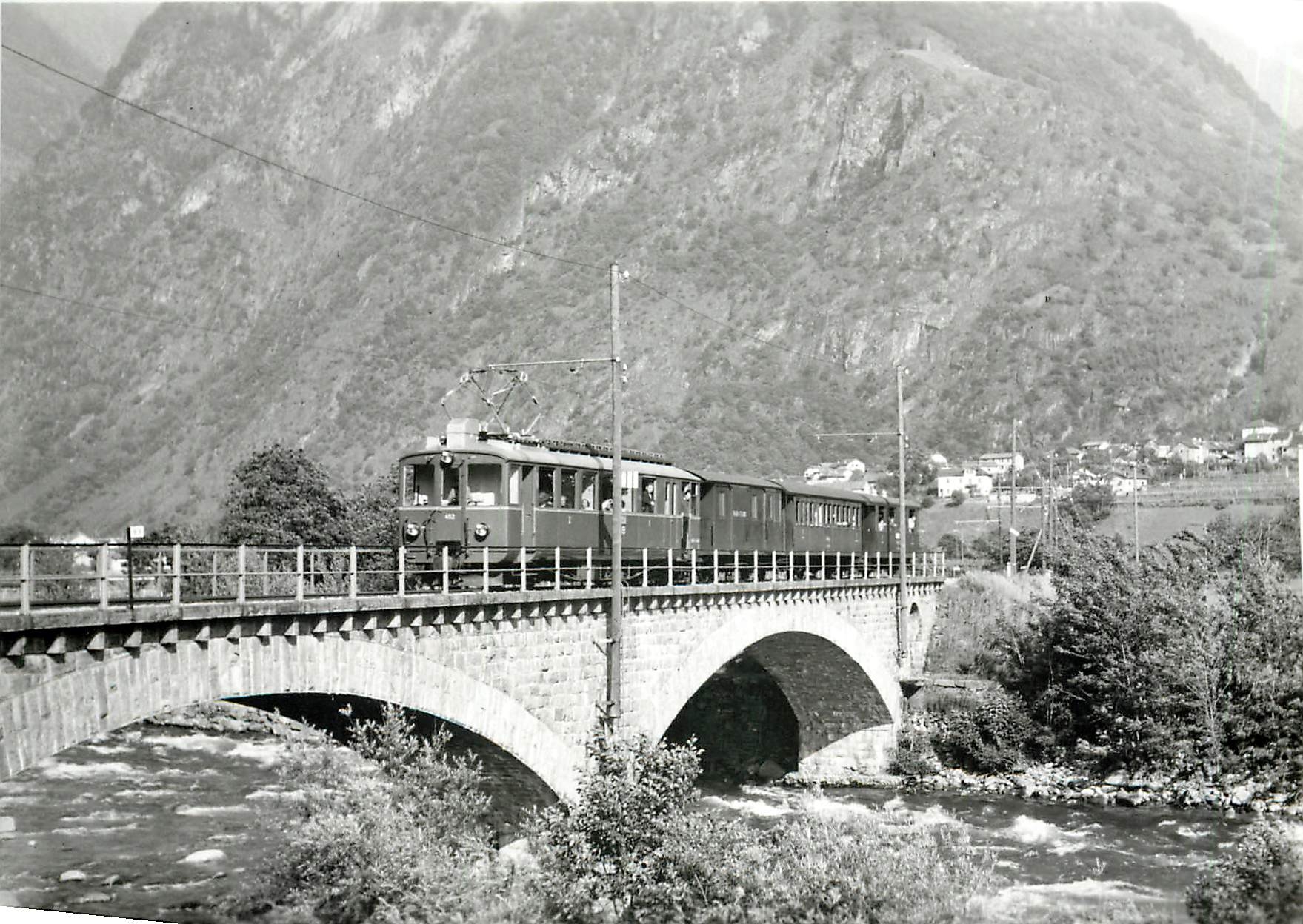 CPM Train pour Bellinzona sur le pont de Roveredo