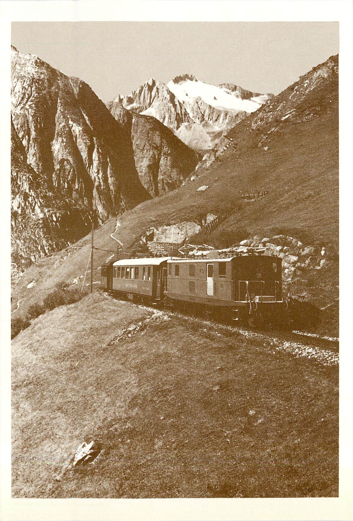 CPM Glacie-Express mit FO Hge 4/4 33 + RhB/Mitropa-Speisewagen von Natschan Richtung Andermatii