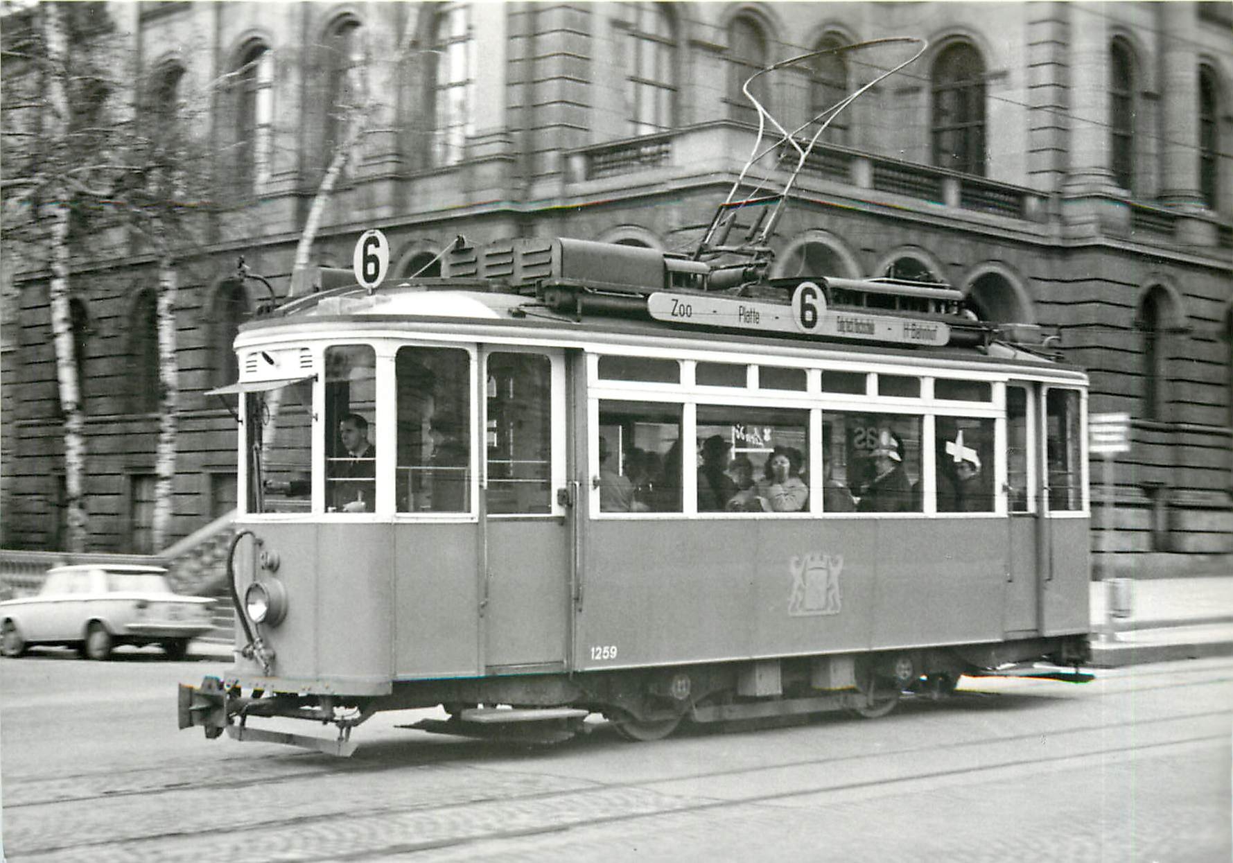 CPM Be 2/2 1259 (SIG/MFO 1919) erster Quersitztyp der VBZ vor der Hochschule um 1960