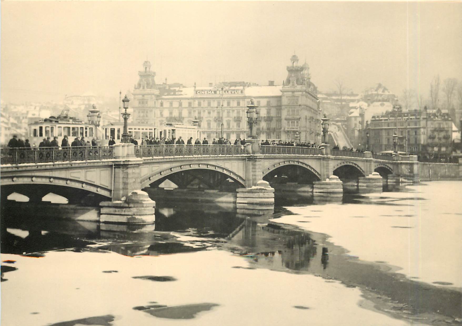 CPM Hochbetrieb auf der alten schmalen doch reich verzierten Quaibrucke an der Zuriseegfrorni