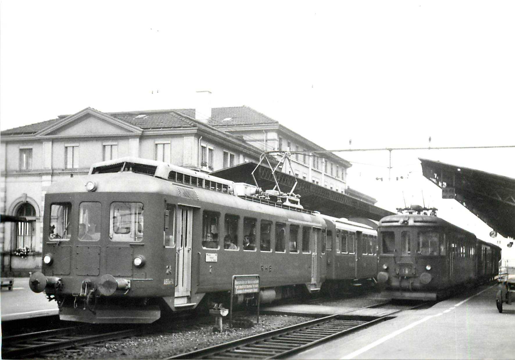 CPM Rirschach umsteigen RHB ABDeh 4/4 23 + B2 9 neben SBB Jurapfeil Rbe 2/4 1010