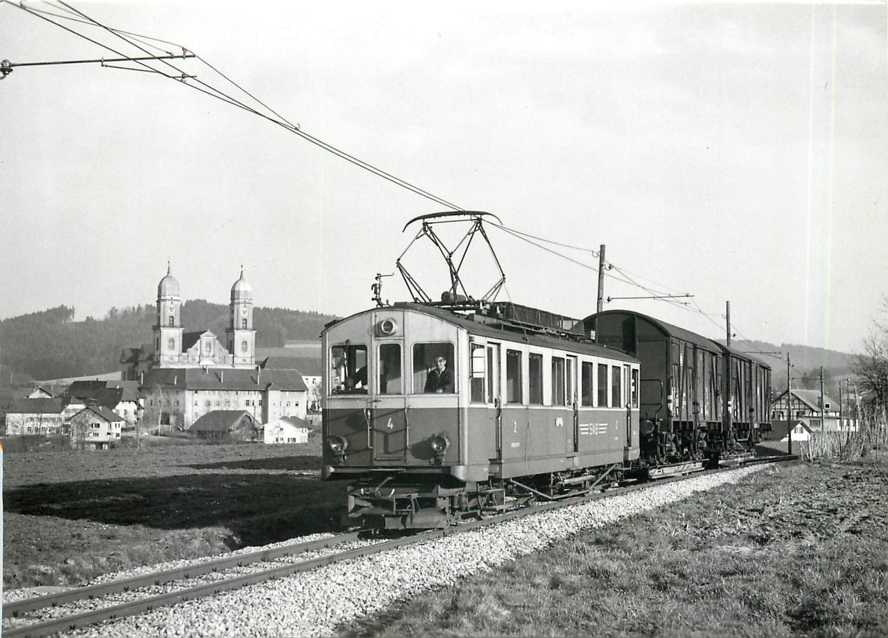 CPM SNB Bde 4/3 4 mit Rollschemeizug 757 Melchnau-Langenthal vor dem zweckentifremdeten Kloster St U