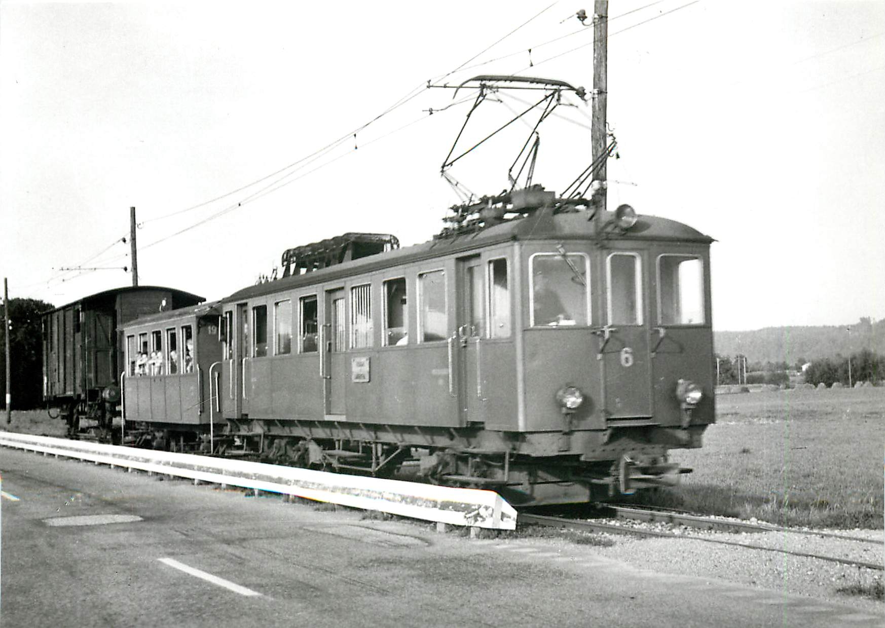 CPM So sahen die Zuge Langenthal-Melchanau jahrelang aus LMB Cfe 4/4 6+ C19+ Rollschemel neben der Z