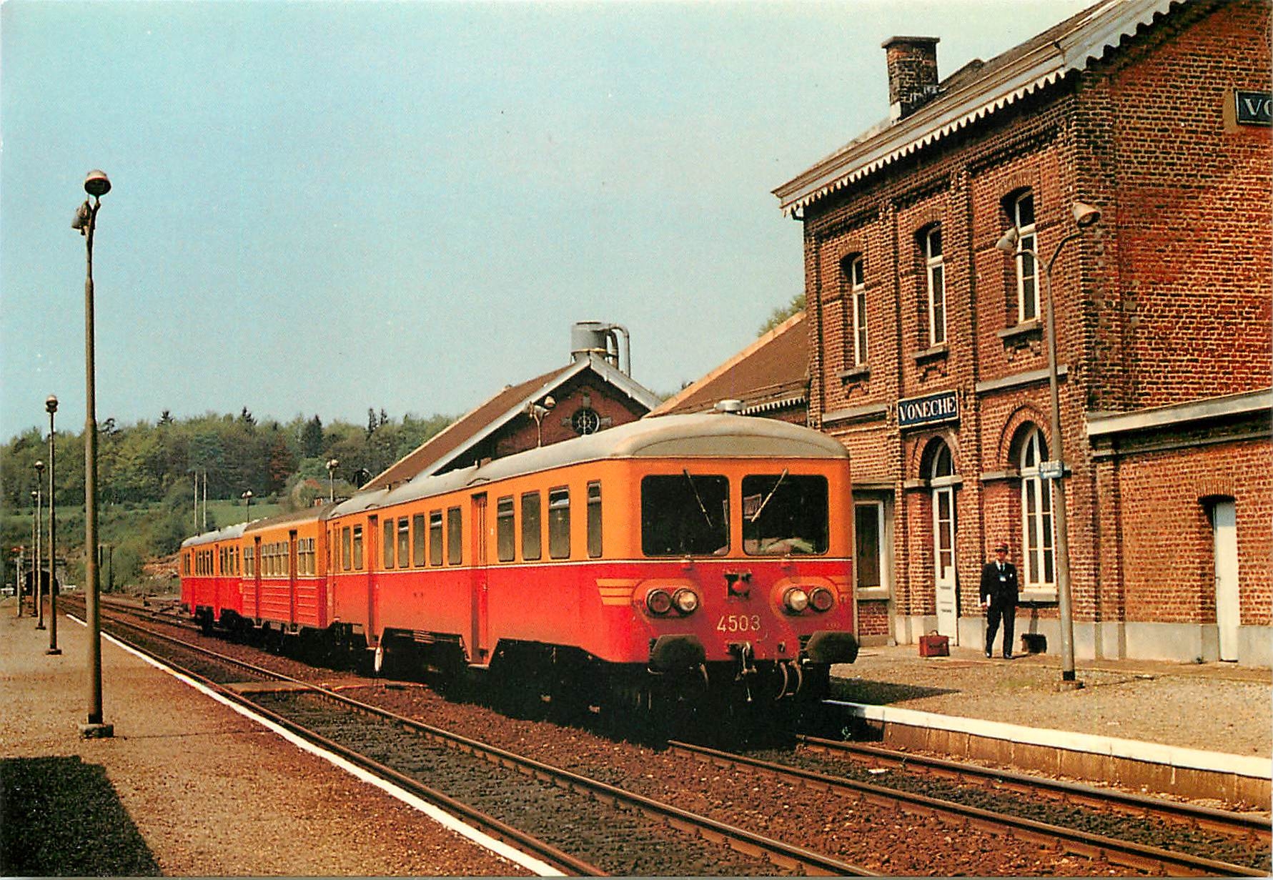 CPM Les autorails 4503 et 4504 encadrant la remorque *