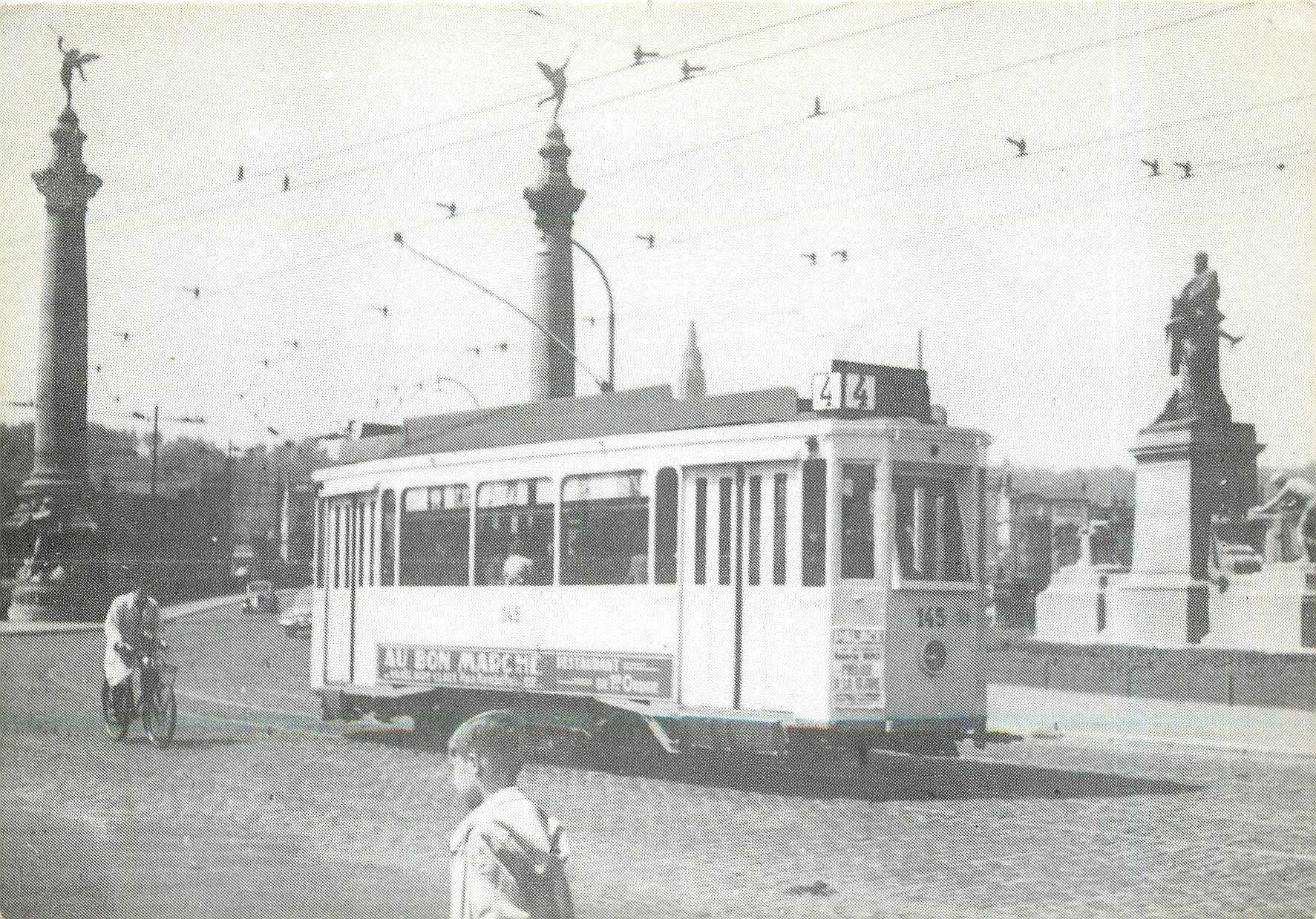 CPM Motrice M2B au monument Gramme