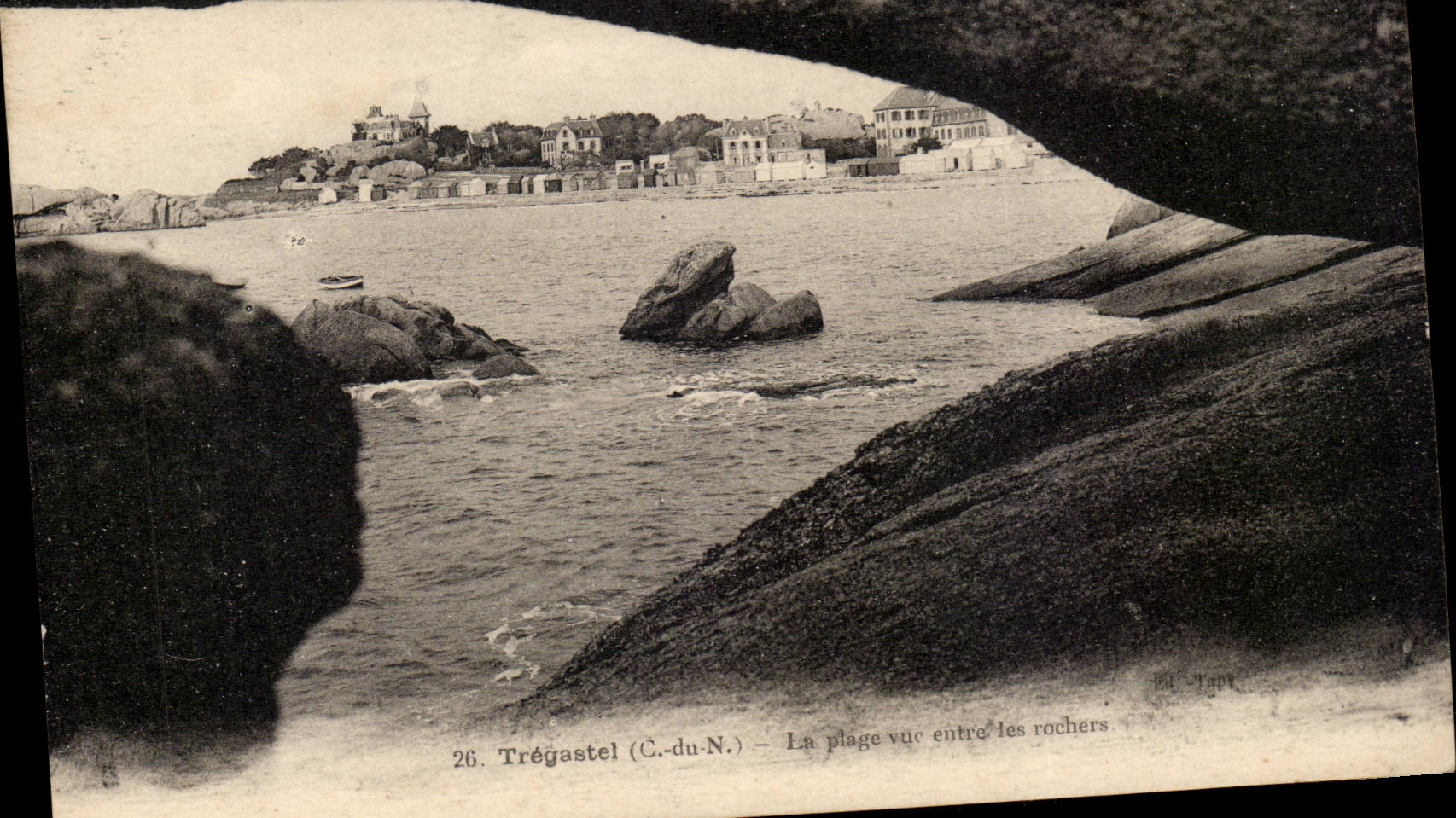 Tregastel CPA La plage vue entre les rochers