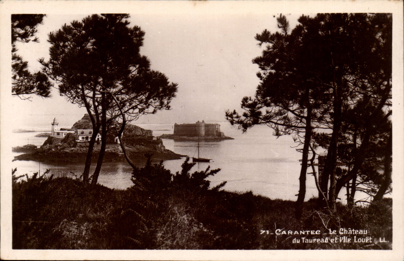 Carantec CPA the castle of the Bull and the island Louet