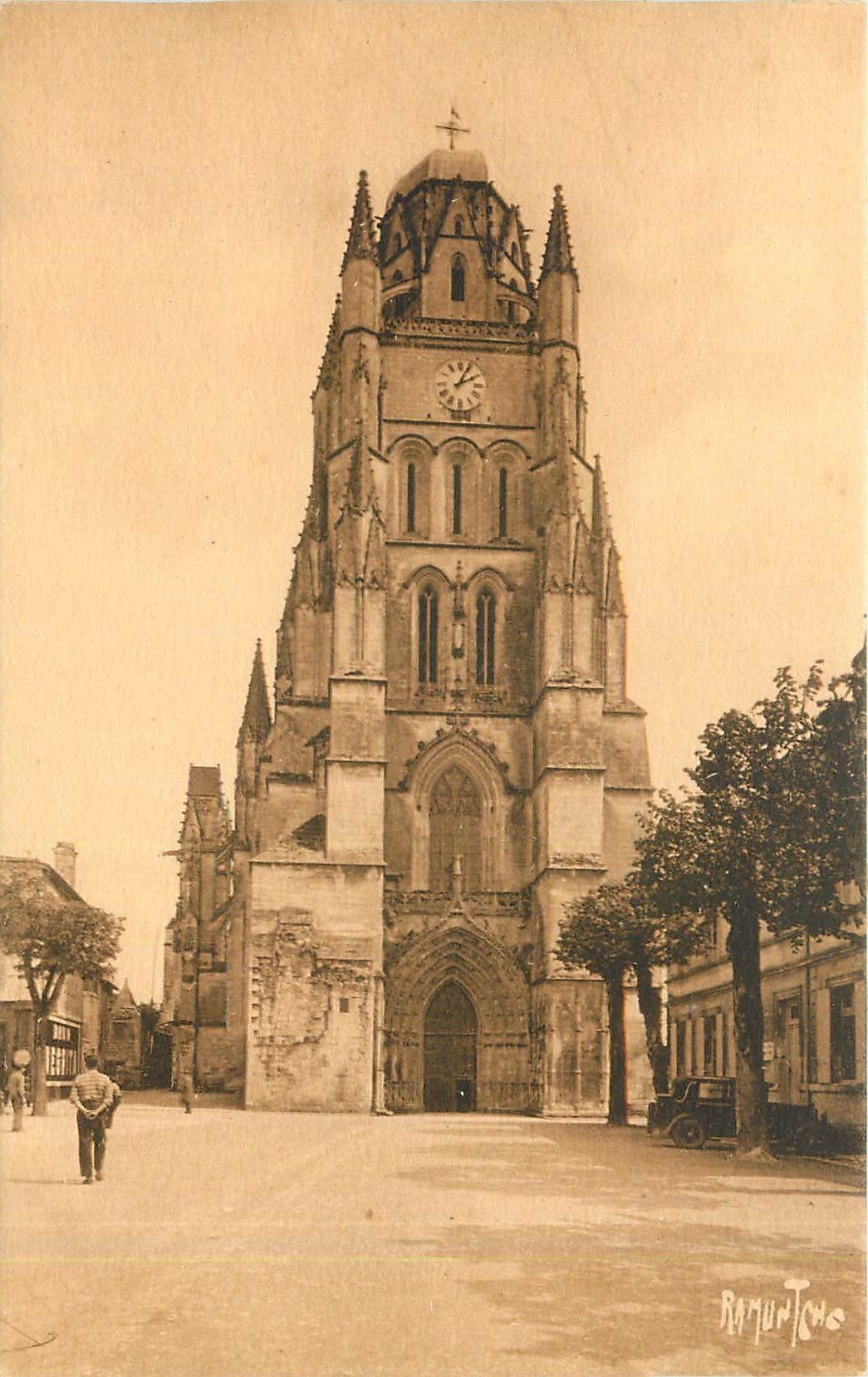 CPA SAINTES-Cathedrale St Pierre-Clocher du XV siecle