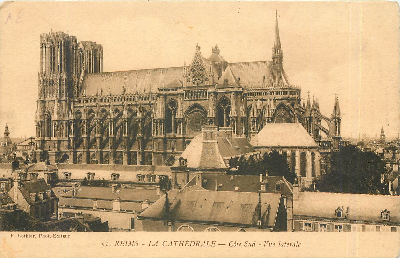 CPA REIMS-LA CATHEDRALE-Coté Sud-Vue Latérale