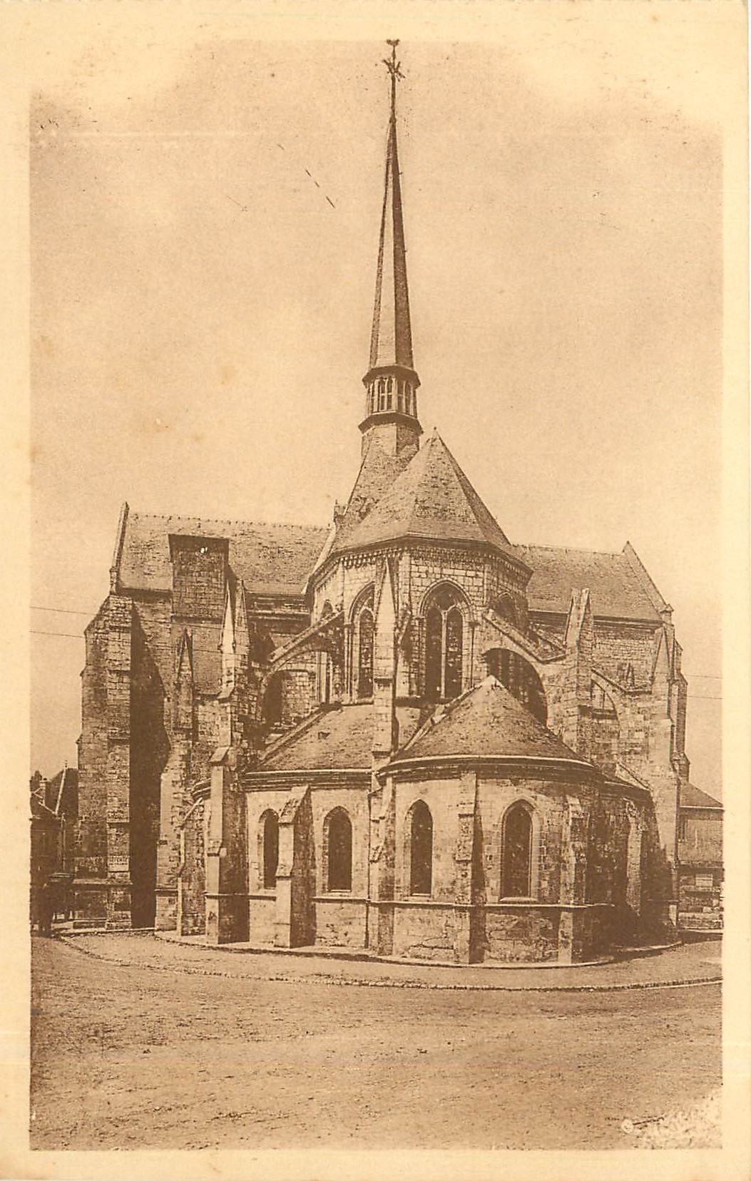 CPA LE PETIT ANDELY L'ABSIDE DE L'EGLISE SAINT-SAUVEUR(XIII eme SIECLE)