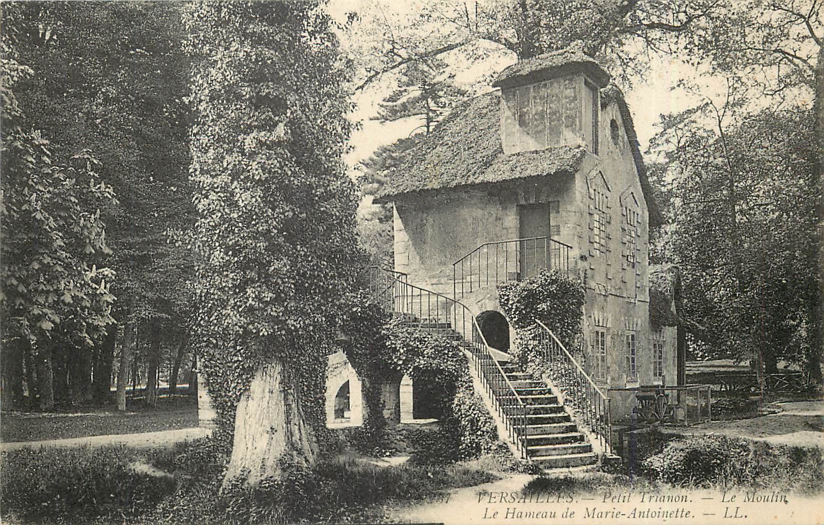CPA Versailles Petit Trianon Le Moulin Le Hameau de Marie Antoinette 