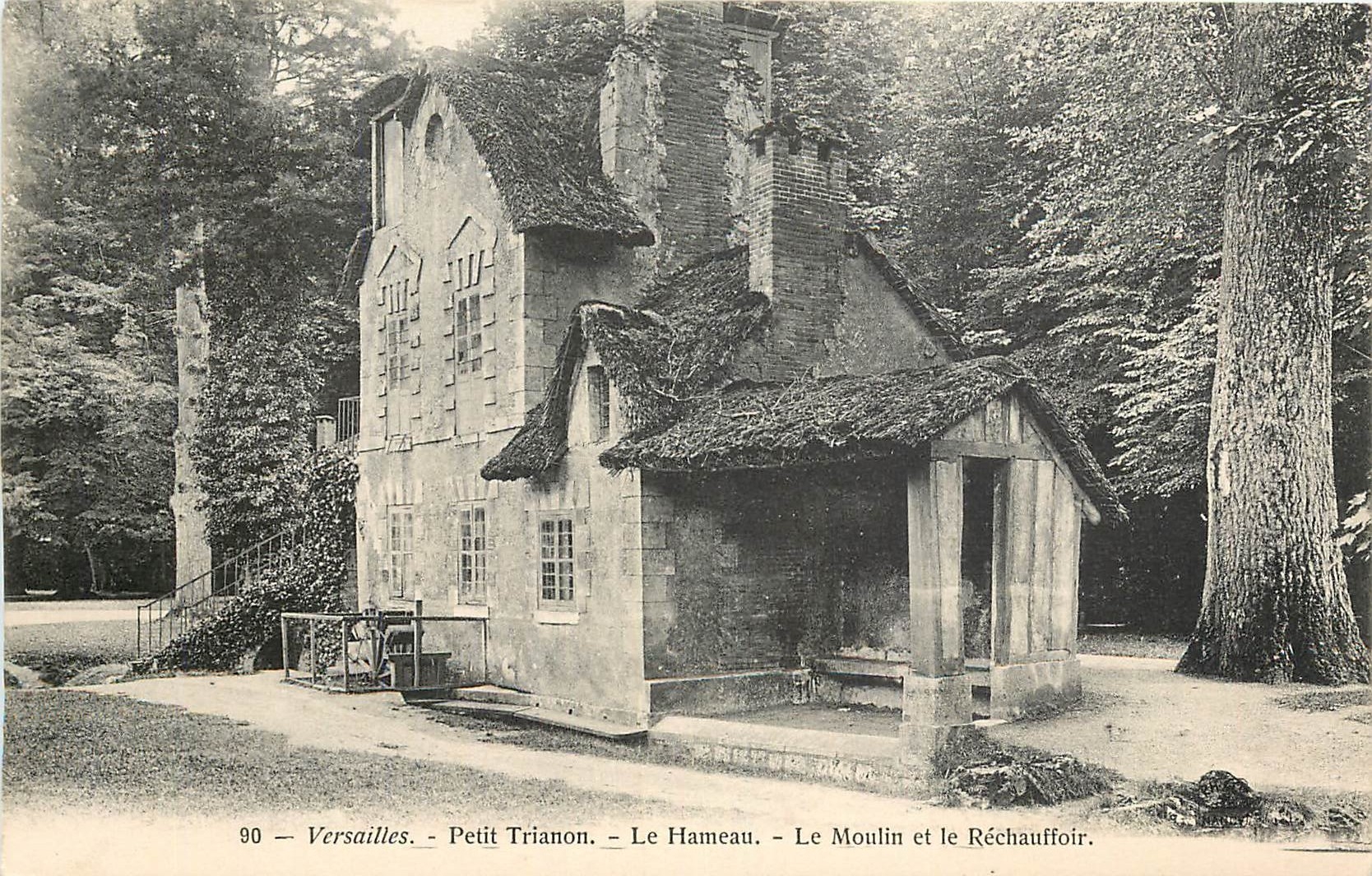 CPA Versailles Petit Trianon Le Hameau Le Moulin et le Rechauffoir 