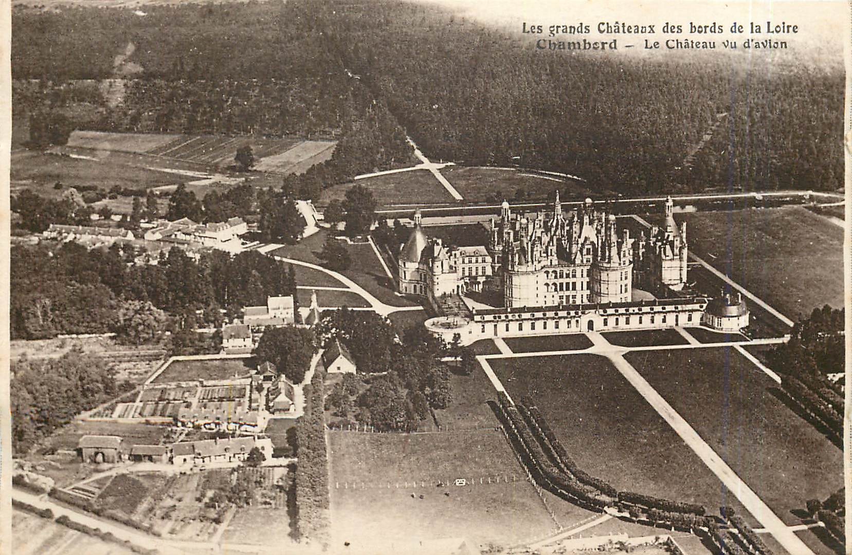 CPA Les grands Chateaux des bords de la Loire Chambord Le Chateau vu d'avion