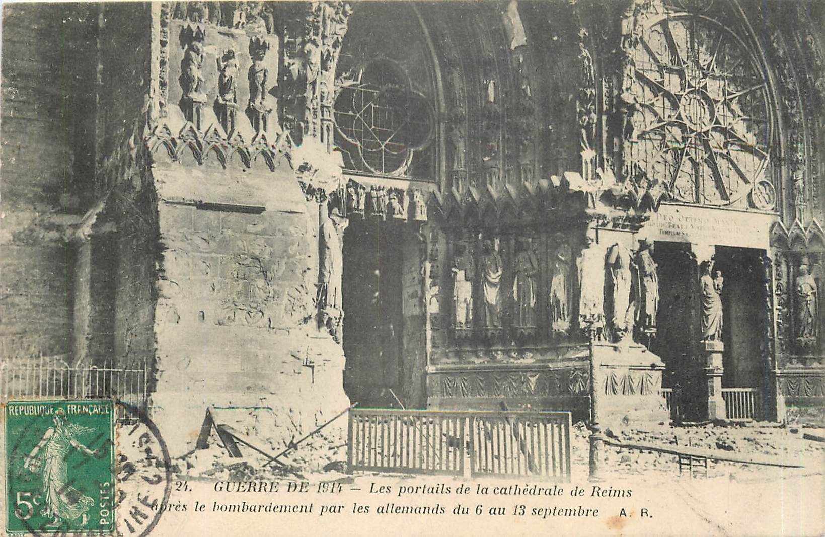 CPA Guerre de 1914 Les portails de la cathedrale de Reims apres le bombardement par les allemands du