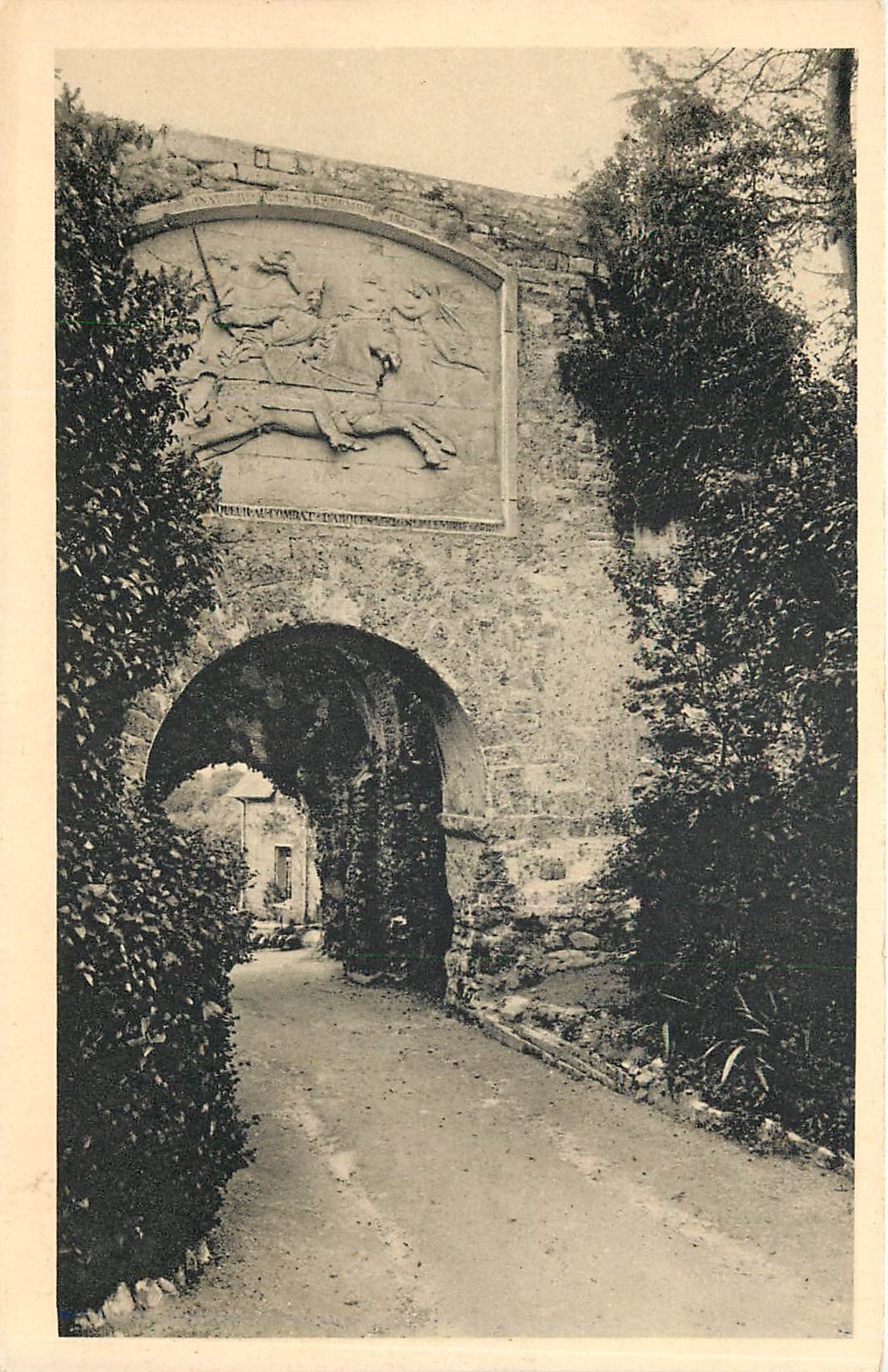 CPA Chateau d'Arques la Bataille SI Plaque commemorative de la Bataille d'Arques