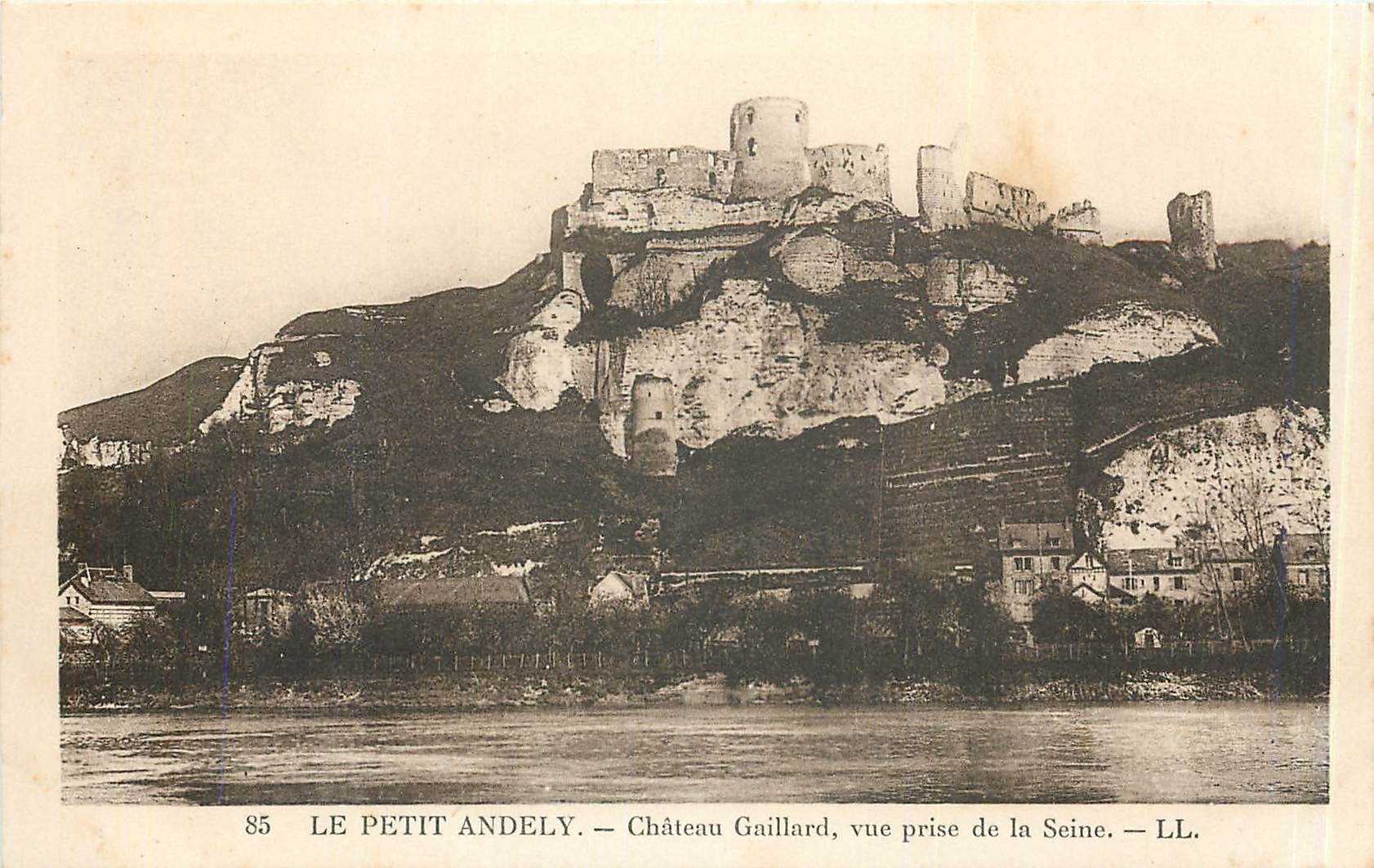 CPA Le Petit Andely Chateau Gaillard vue prise de la Seine