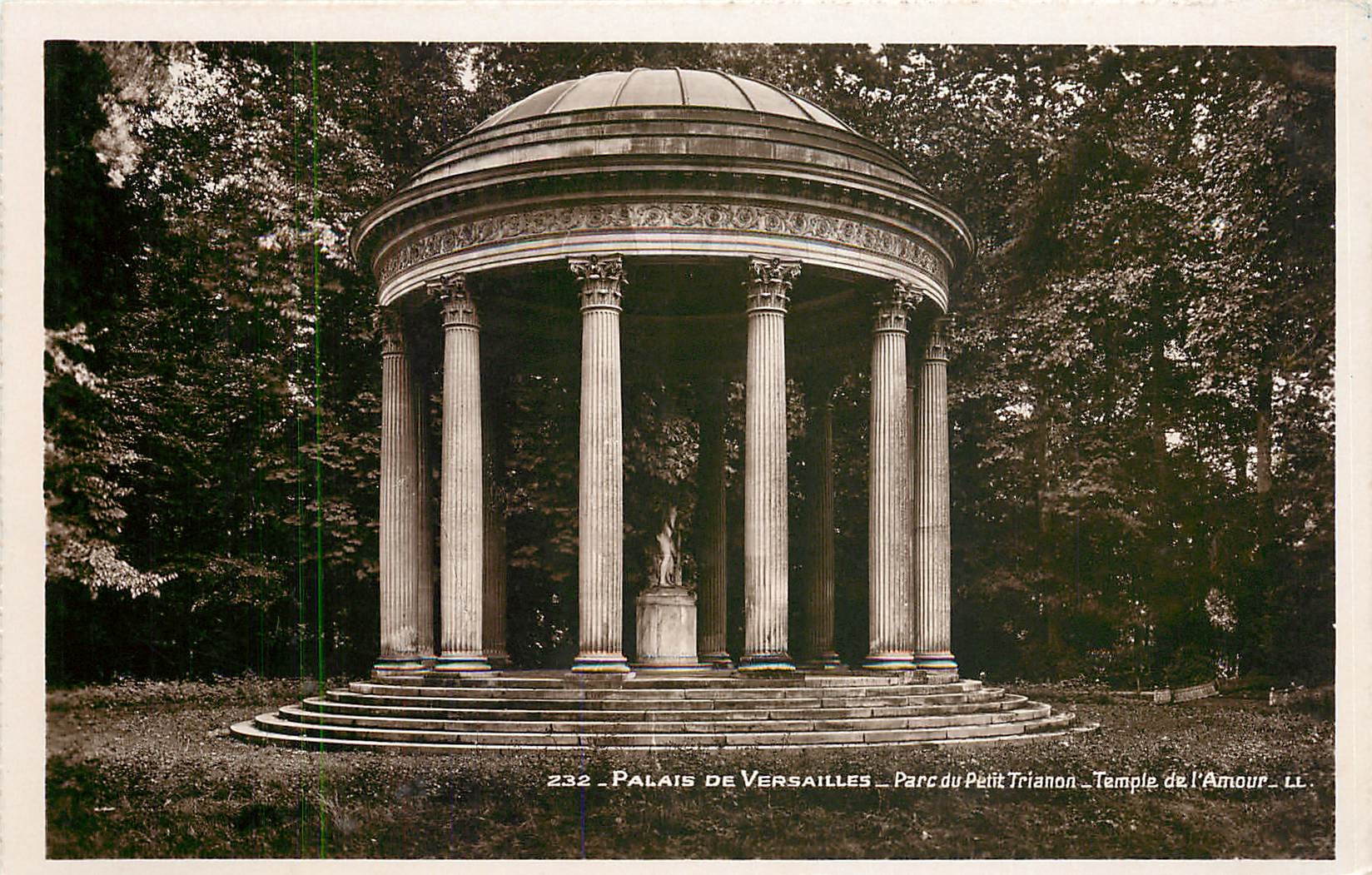 CPA Palais de Versailles Parc du Petit Trianon Temple de l'Amour 