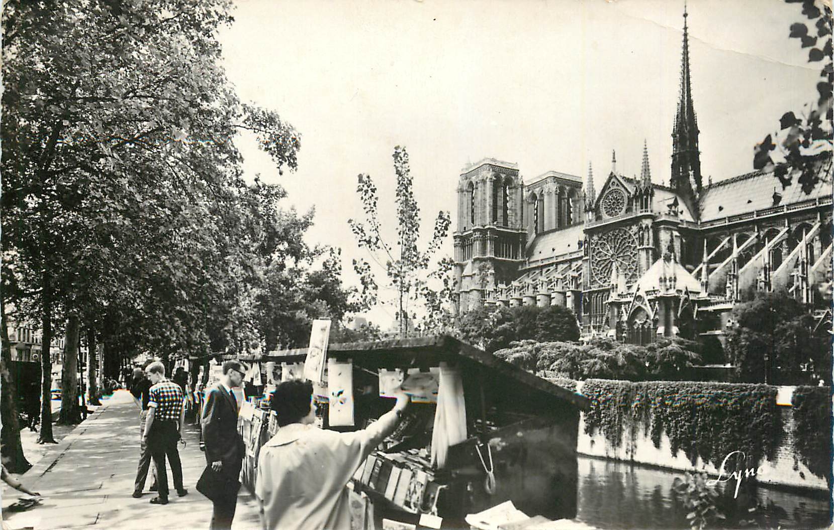 CPM Paris Les Bouquinistes sur le quais vers la Cathedrale Notre Dame de Paris 