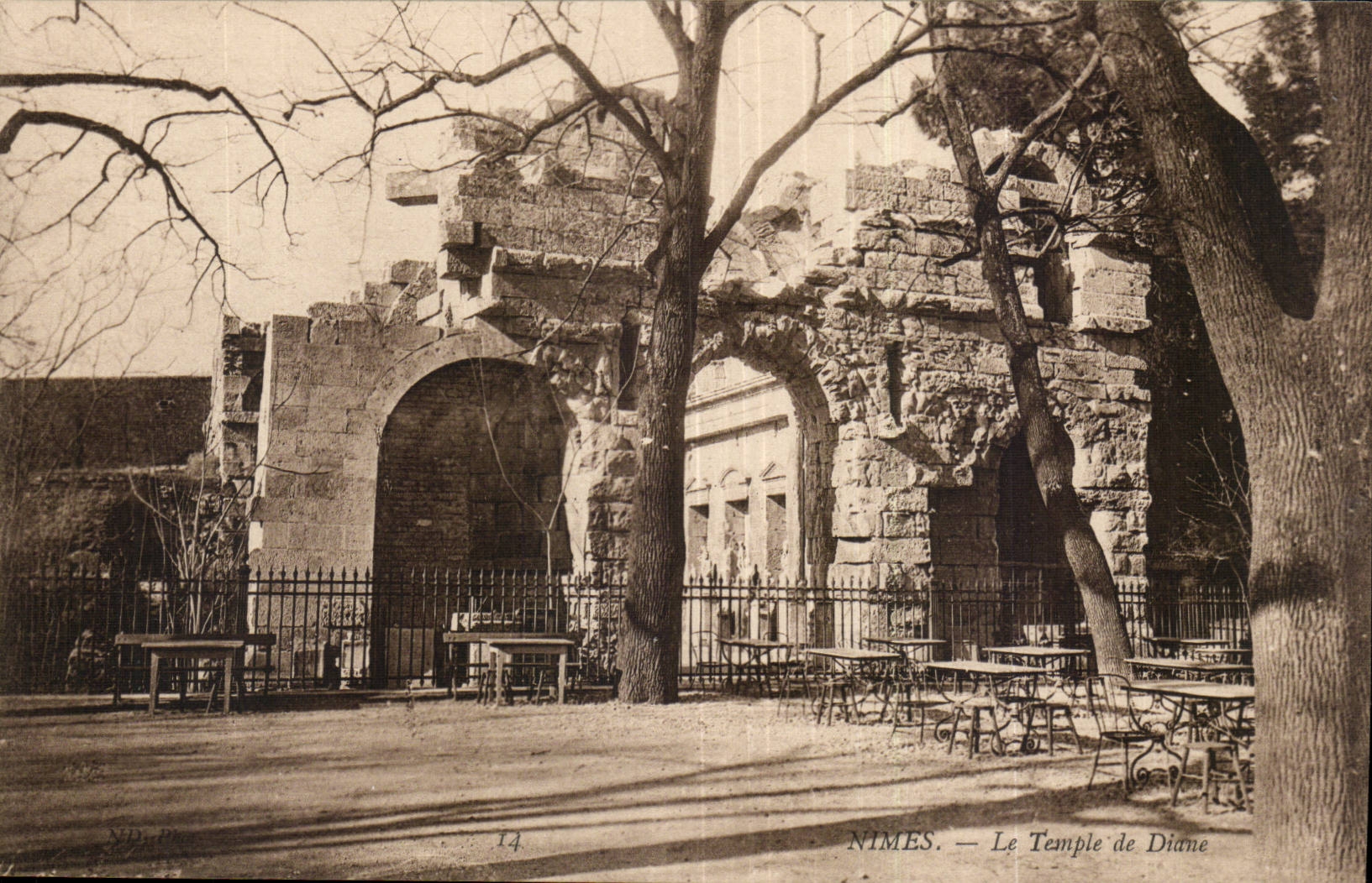 Nimes - der Tempel von Diane - CPA