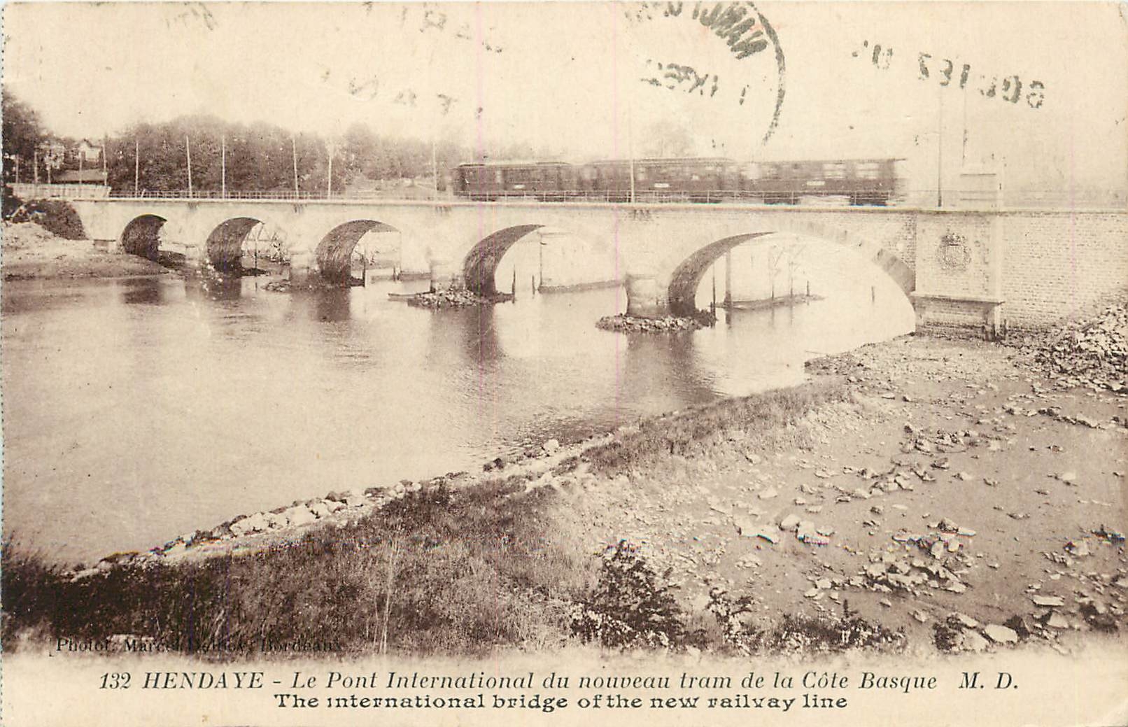 CPA Hendaye Le Pont International du nouveau tram de la Cote Basque Train