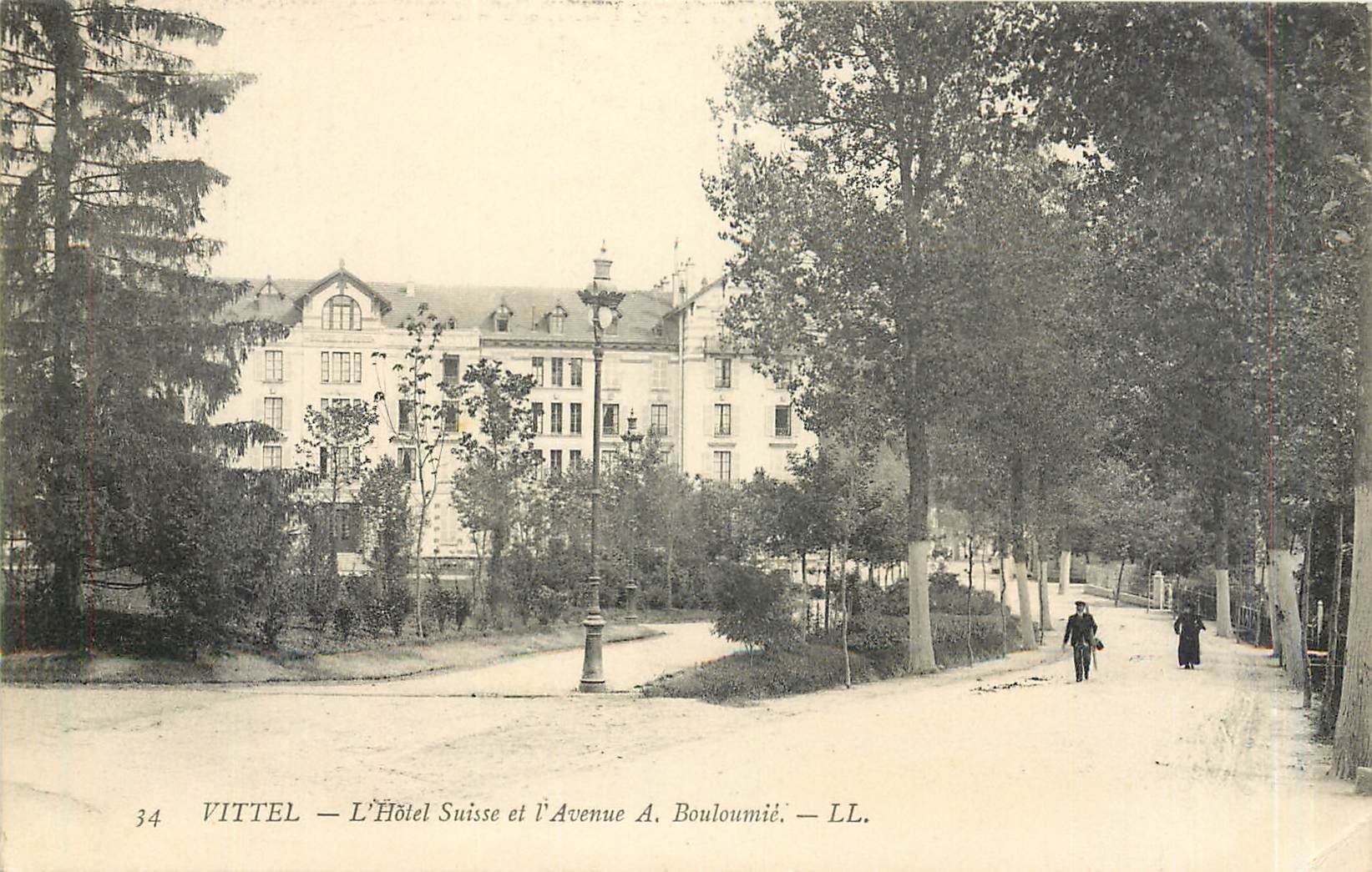 CPA Vittel L'Hotel Suisse et l'Avenue A Bouloumie