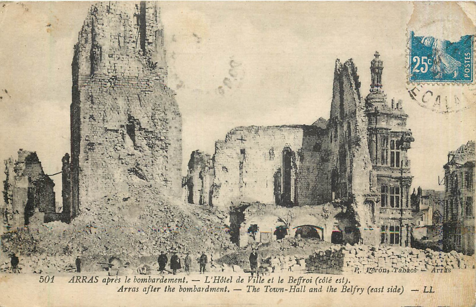CPA Arras apres le bombardement L'Hotel de Ville et le Beffroi