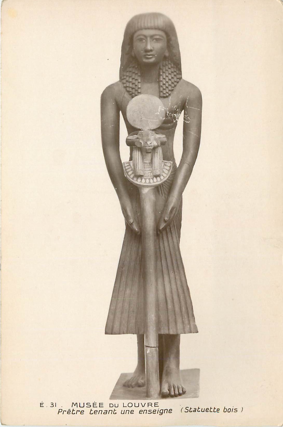 CPA Musee du Louvre Pretre tenant une enseigne Statuette bois 