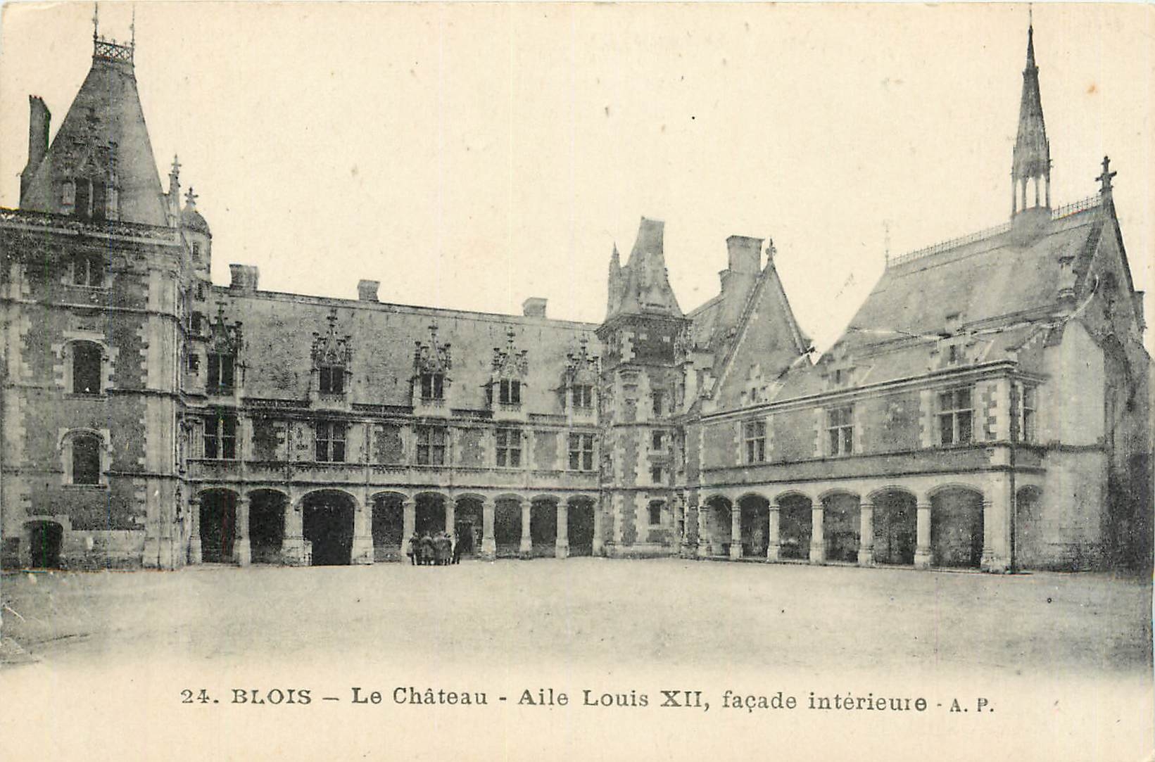 CPA Blois Le Chateau Aile Louis XII facade interieure 