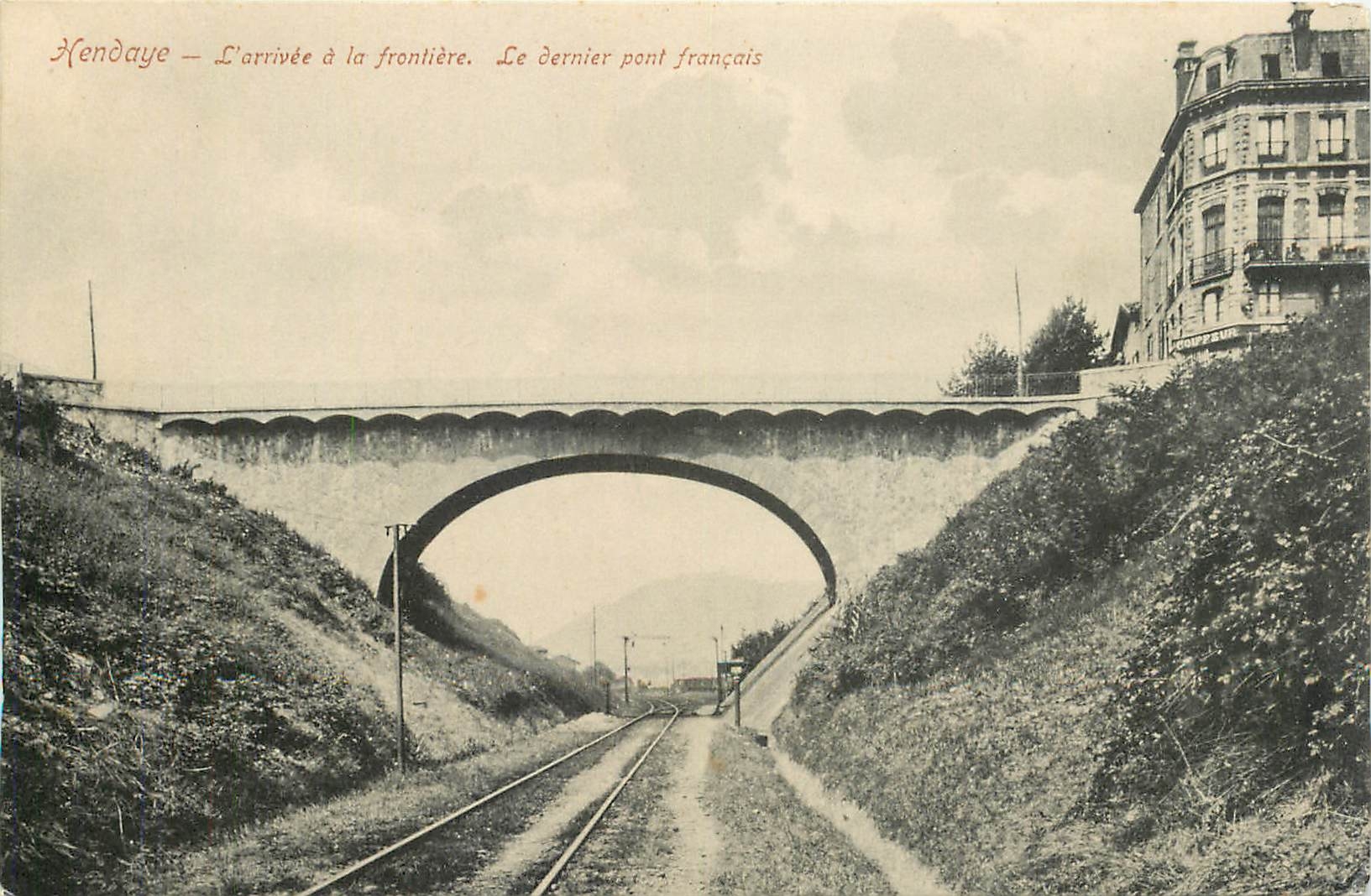 CPA Hendaye L'Arrivee a la frontiere Le dernier pont francais