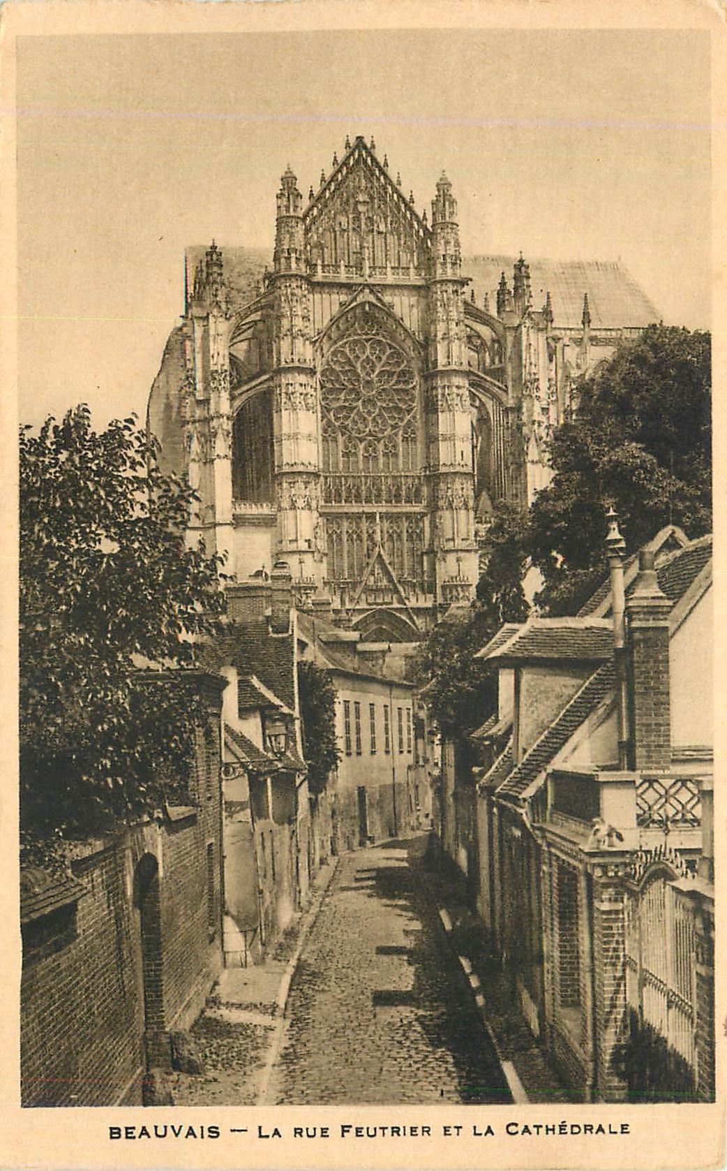 CPA Beauvais La Rue Feutrier et la Cathedrale