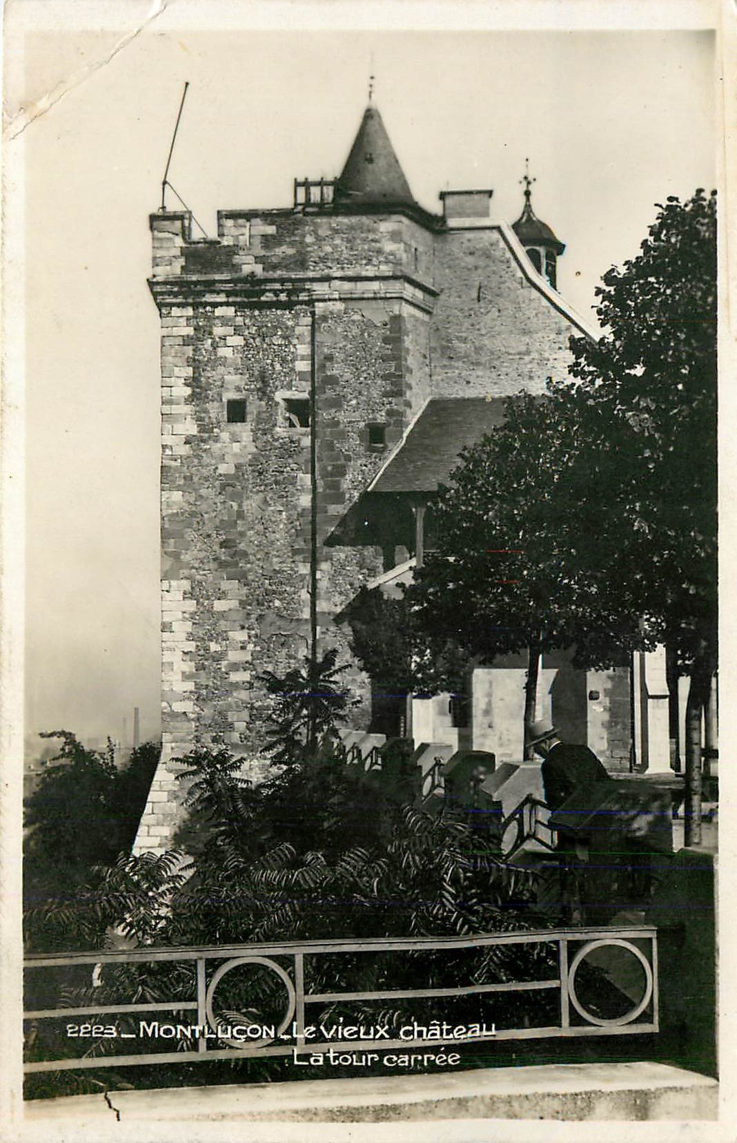 CPA Montlucon Le Vieux Chateau Latour carree