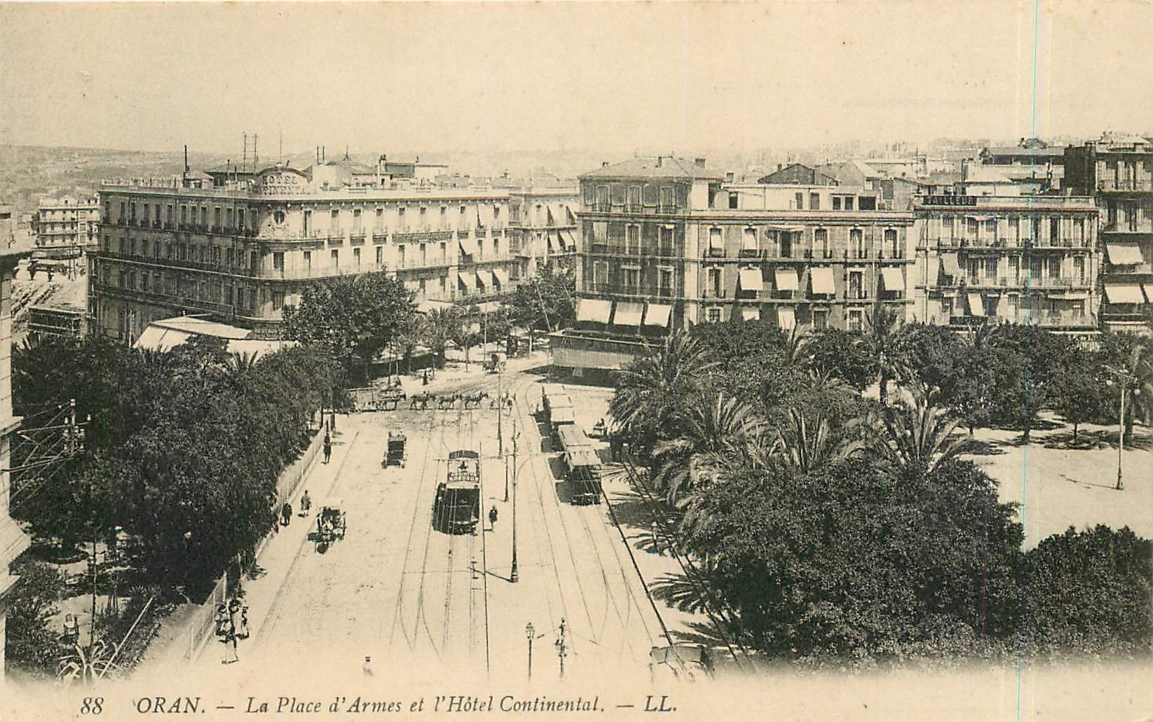 CPA Oran La Place d'Armes et l'Hotel Continental 
