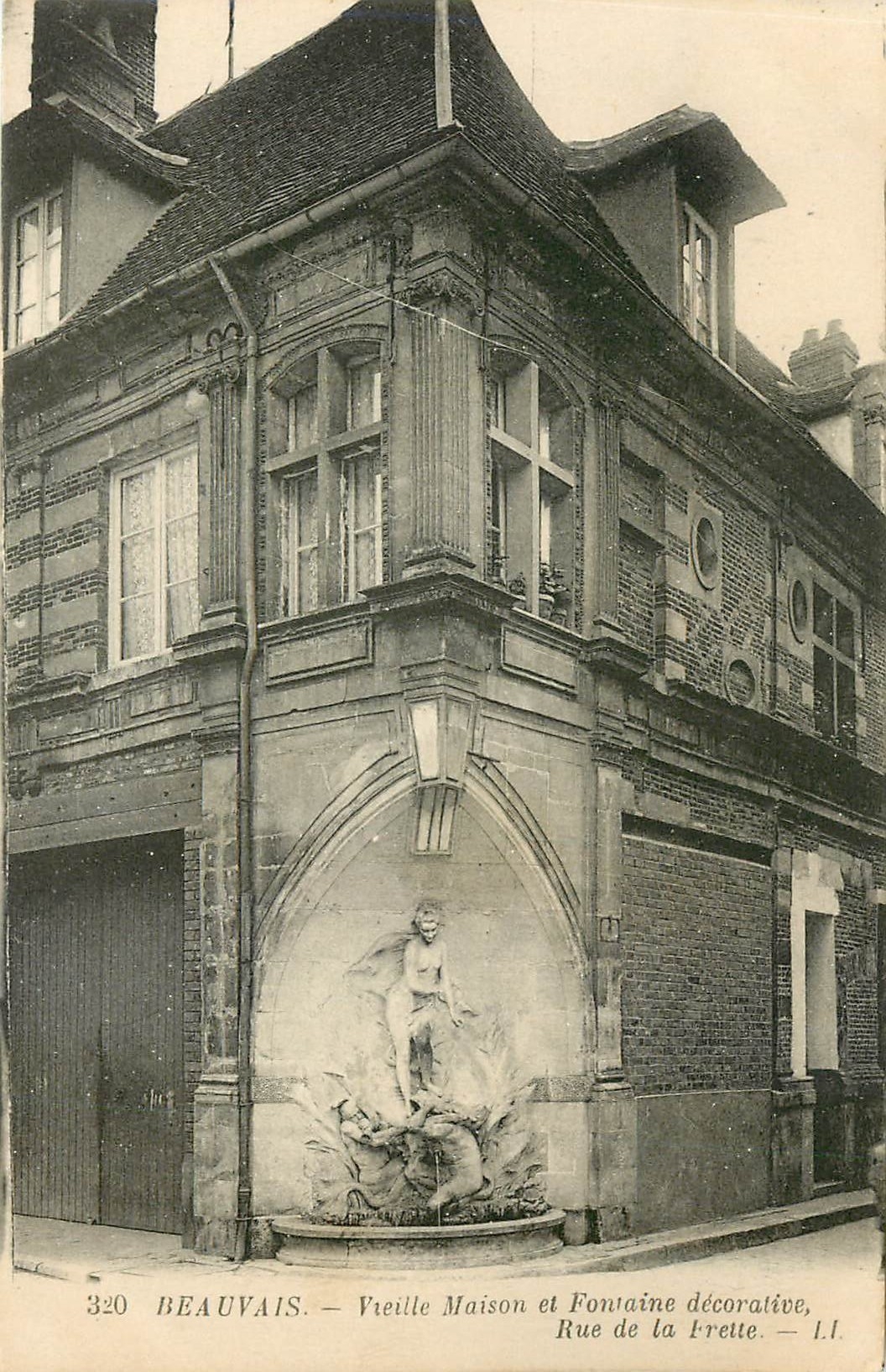 CPA Beauvais Vieille Maison et Fontaine decorative Rue de la Frette