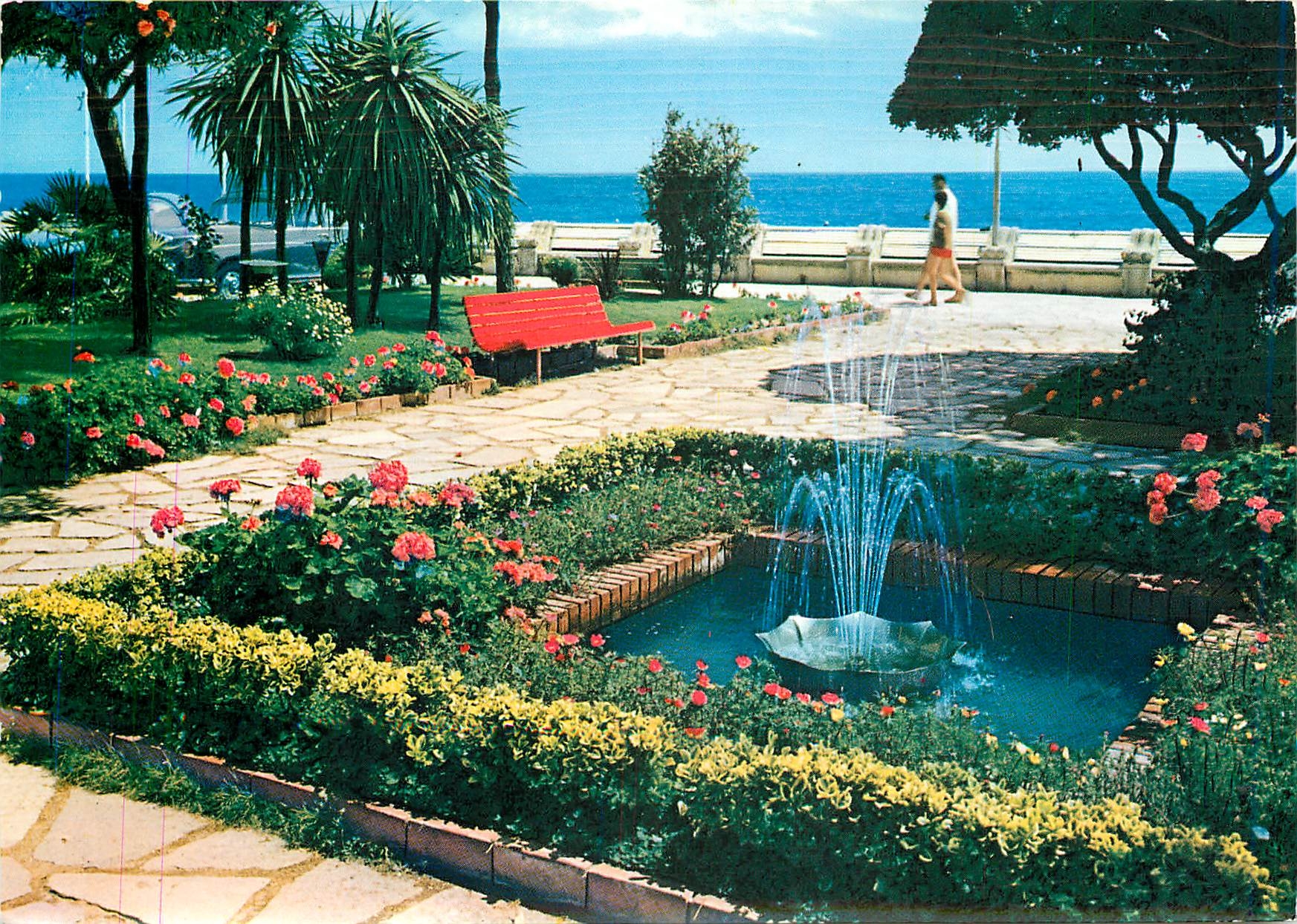 CPM Riviera delle Palme Spotorno Jardins publiques et fontaine lumineuse