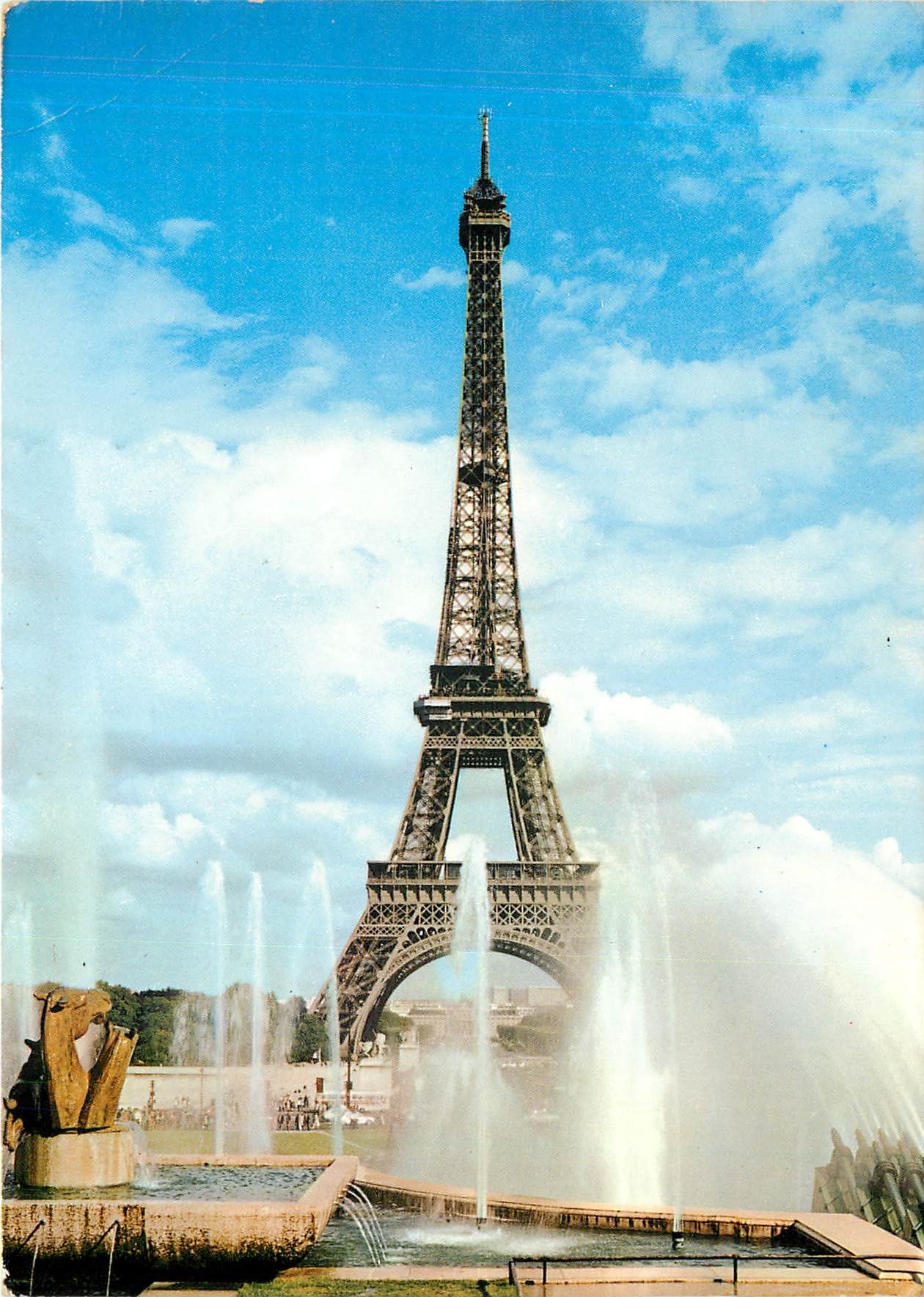 CPM Paris Tour Eiffel Les Jets d'eau