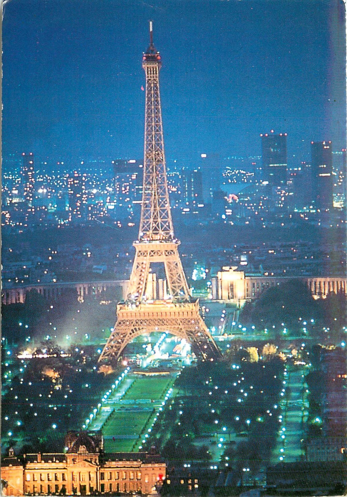 CPM Paris la nuit La Tour Eiffel au ter plan l'Ecole Militaire 
